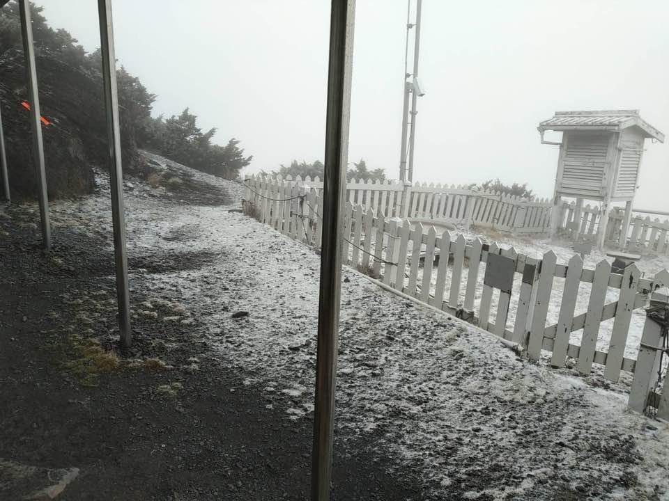 玉山站觀測站於8點20分降下入冬初雪,目前累計厚度0.5公分。(翻攝自鄭明典臉書)