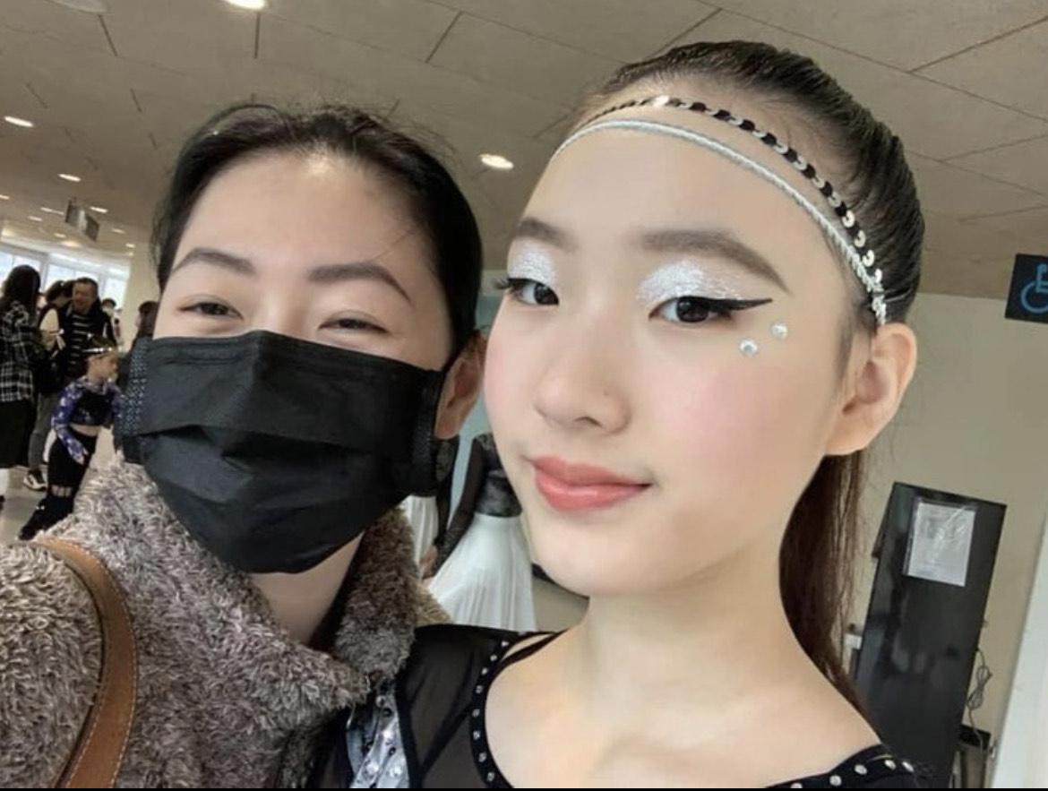 小S大女兒與小女兒近日比賽奪牌,讓她開心的想找老師慶功喝個不醉不歸。(翻攝自徐熙娣IG)