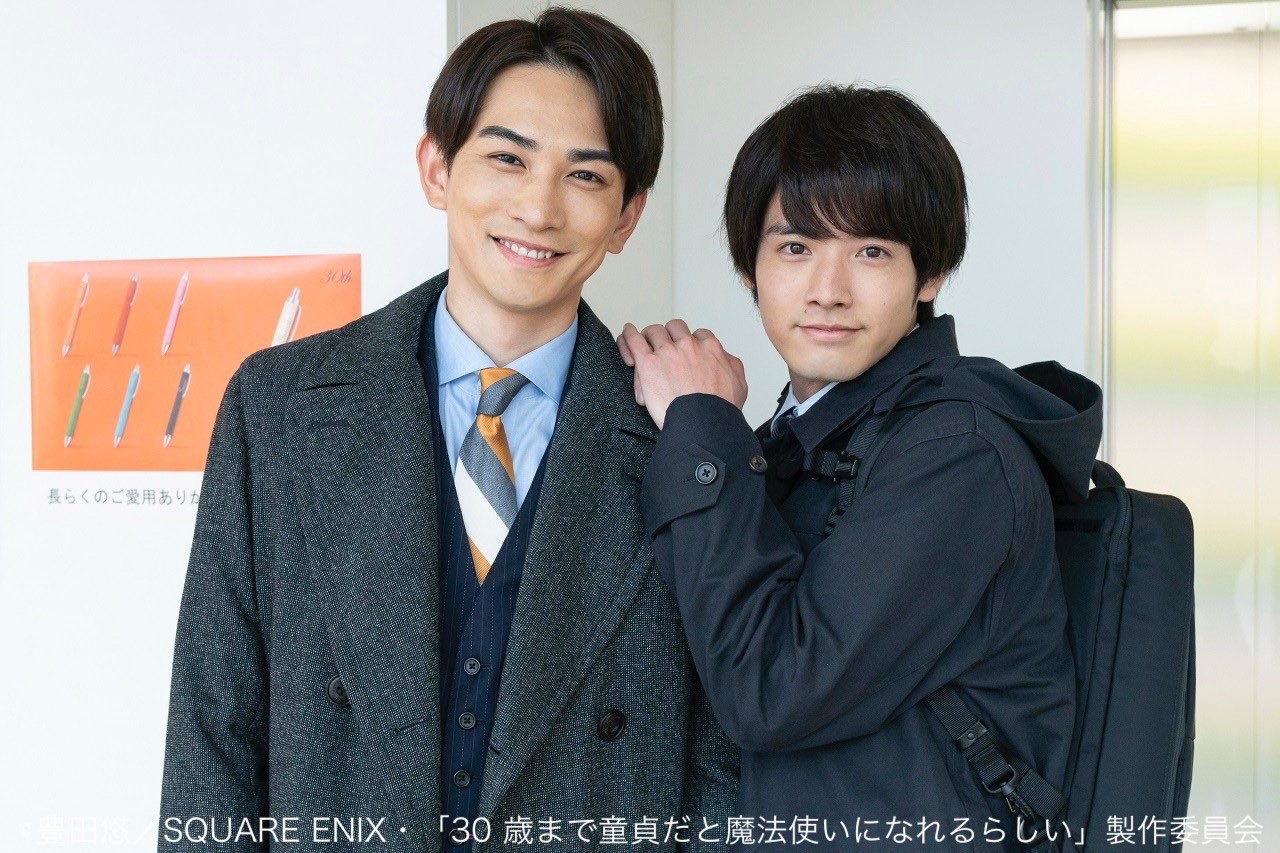 《如果30歲還是處男，似乎就能成為魔法師》中「黑澤」町田啓太（左）與「安達」赤楚衛二戀情走向備受觀眾矚目。（翻攝自tx_cherimaho Twitter）