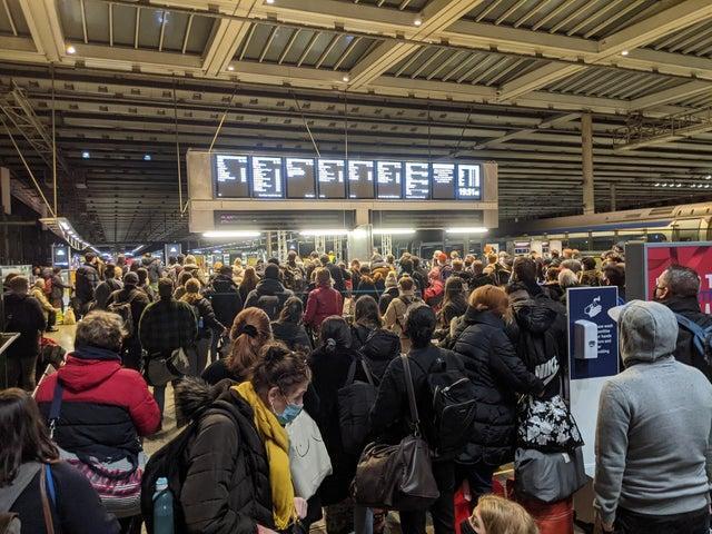 英國倫敦疫情警報警報提升至第4級，大批民眾擠爆倫敦火車站，「逃難」人潮湧現也導致現場一片混亂。（翻攝自@alanferrier）