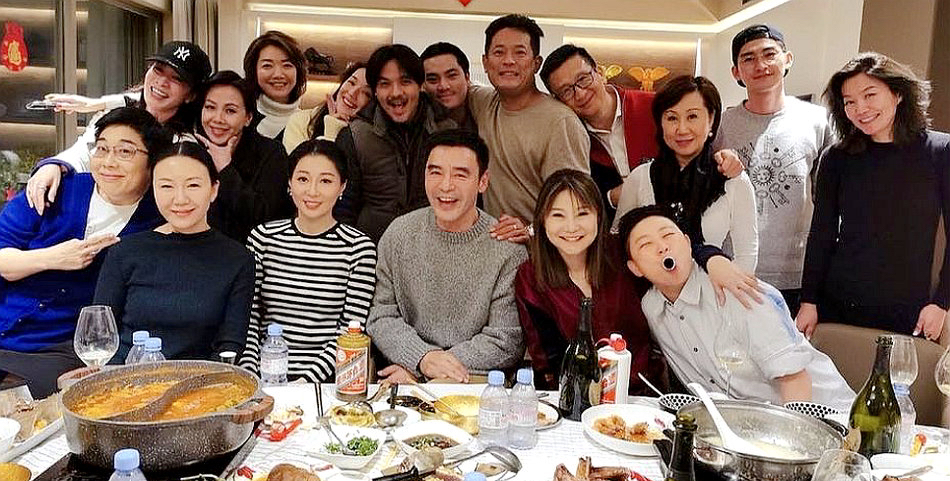 社交圈名人孔孔的火鍋趴星光強大，包括舒淇夫婦（後排左4、5）、張艾嘉兒子王令塵（後排左6）、港星佘詩曼（後排左1）、鍾鎮濤（前排左4）均在場。（翻攝自微博）