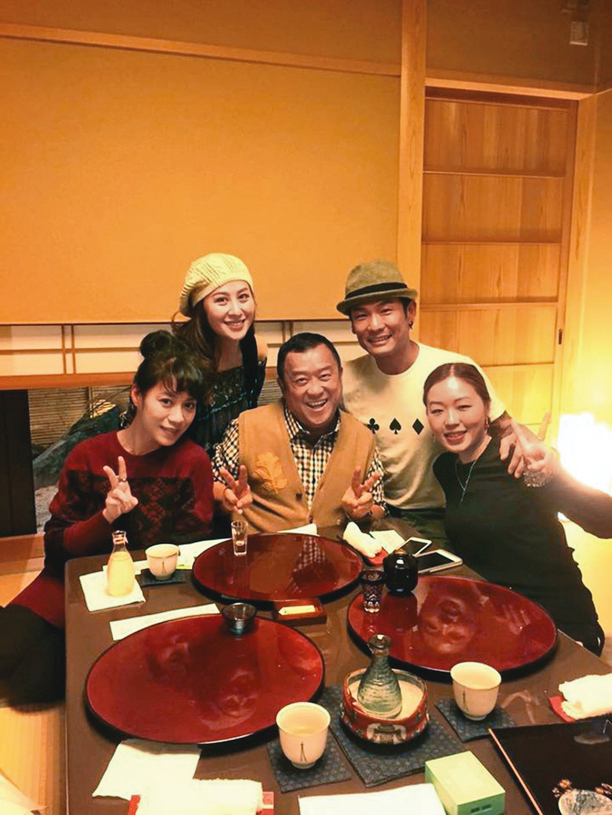 曾志偉曾帶李雪慧(左一)與杜德偉(右二)夫妻吃飯,也一起經歷了北海道車禍事件。(翻攝自vanus IG)