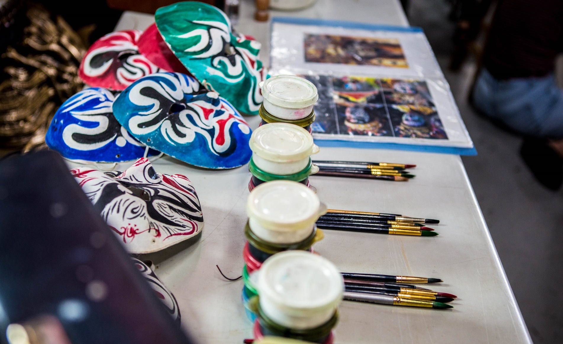 耶誕月「白蘭氏健康博物館」推出最具台味的九天臉譜彩繪活動。（白蘭氏健康博物館提供）