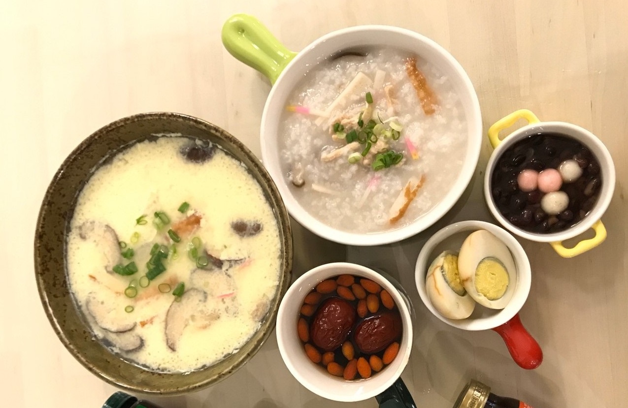 12月博物館推出桂圓紅棗雞精茶、蜆精粥和養蔘蜜烏龍等中式暖心養生茶點。(白蘭氏健康博物館提供)