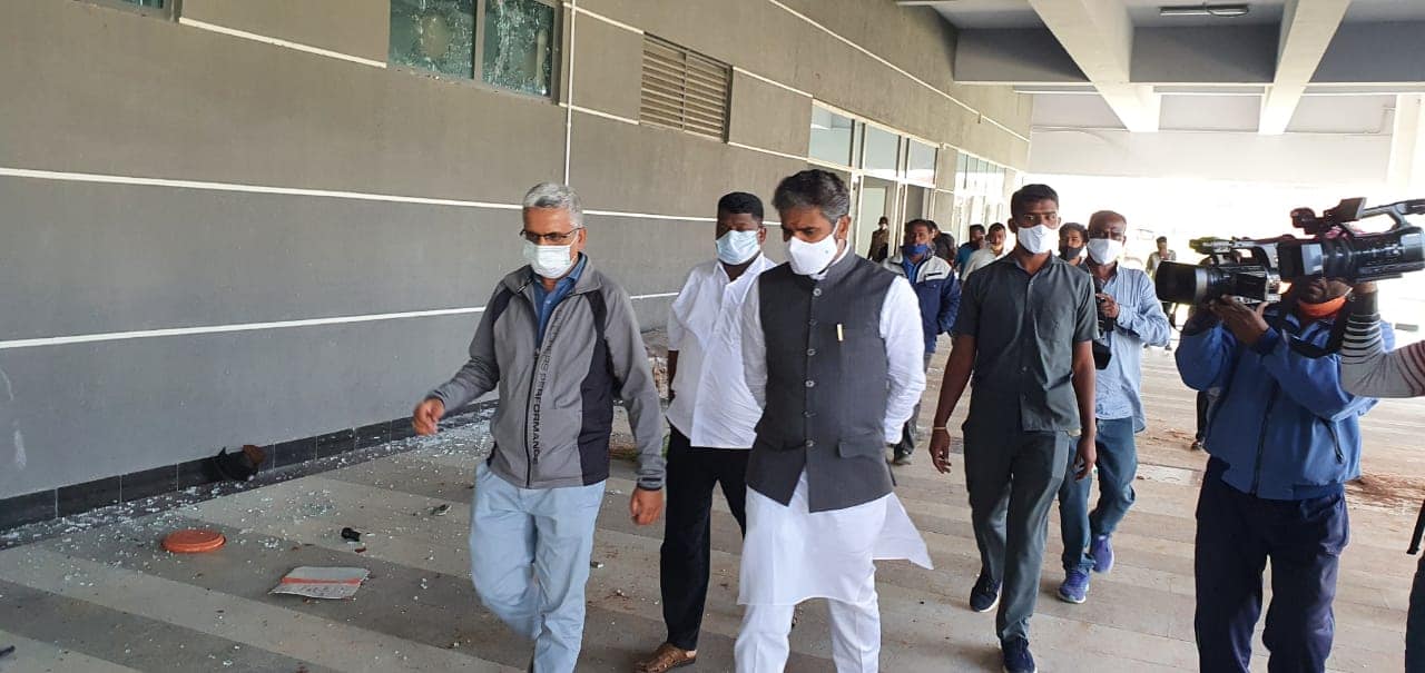 上週五印度官方初步調查出爐，指稱緯創與人力仲介商都嚴重違反的當地勞動法。（翻攝自MuniswamyOfficial粉絲團）