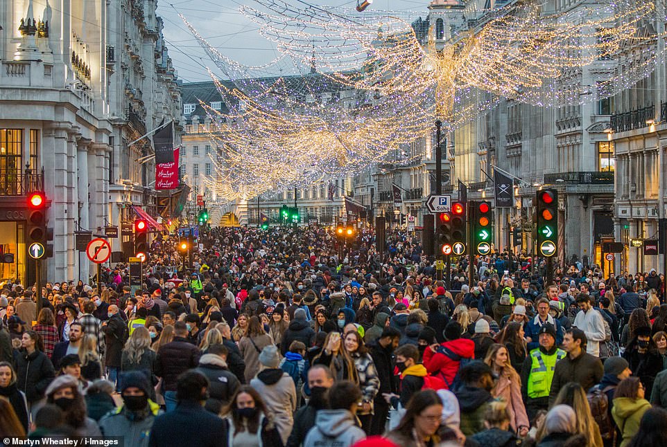 英國近期發現新冠病毒新變種病毒株，傳播力增強近7成，目前全球數十國宣布赴英交通禁令。圖為12月5日倫敦街頭景象。（翻攝自Alan Ferrier推特）