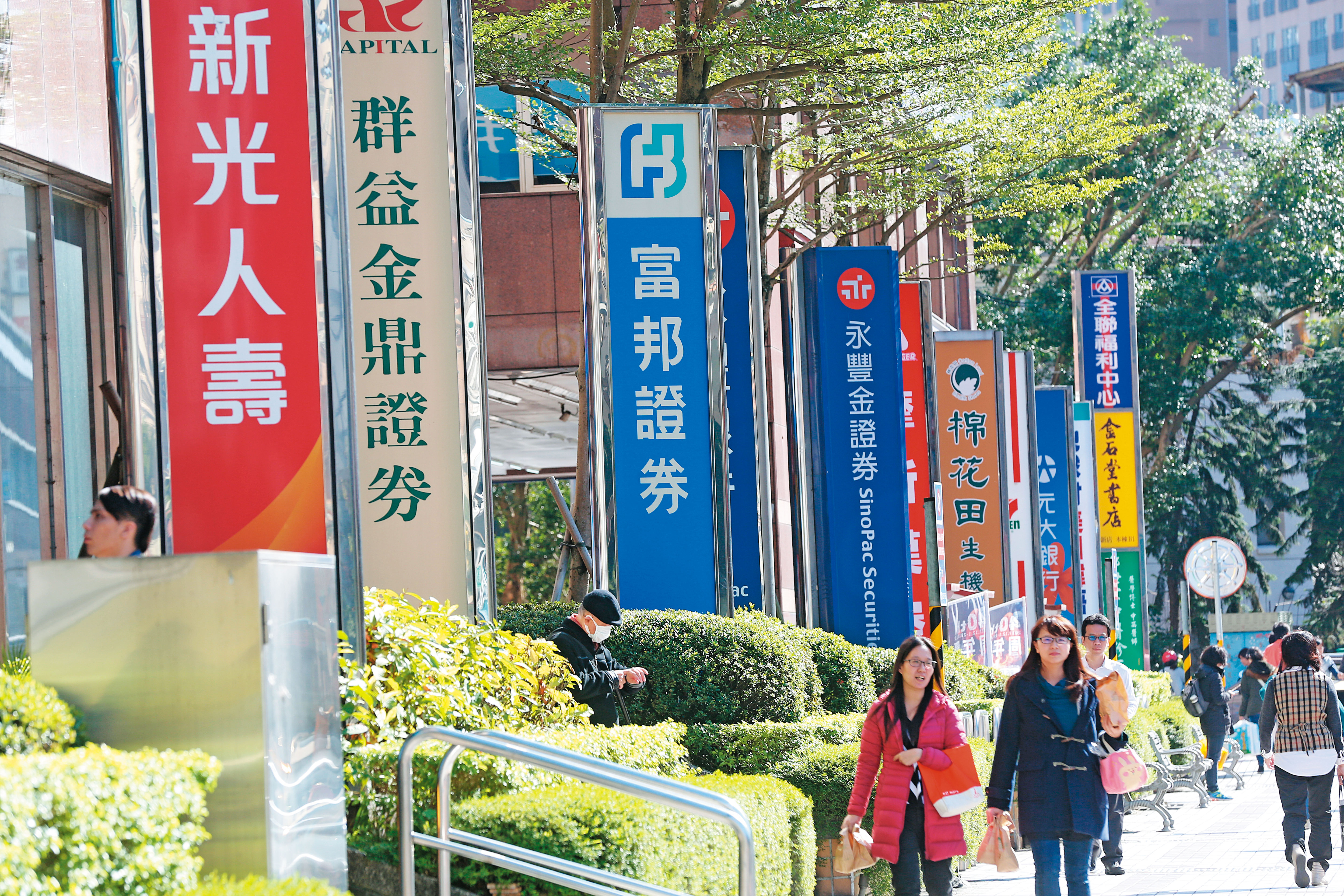 全台灣有上千個證券商營業據點，投資新手要懂得挑選好券商，才能贏在起跑點。