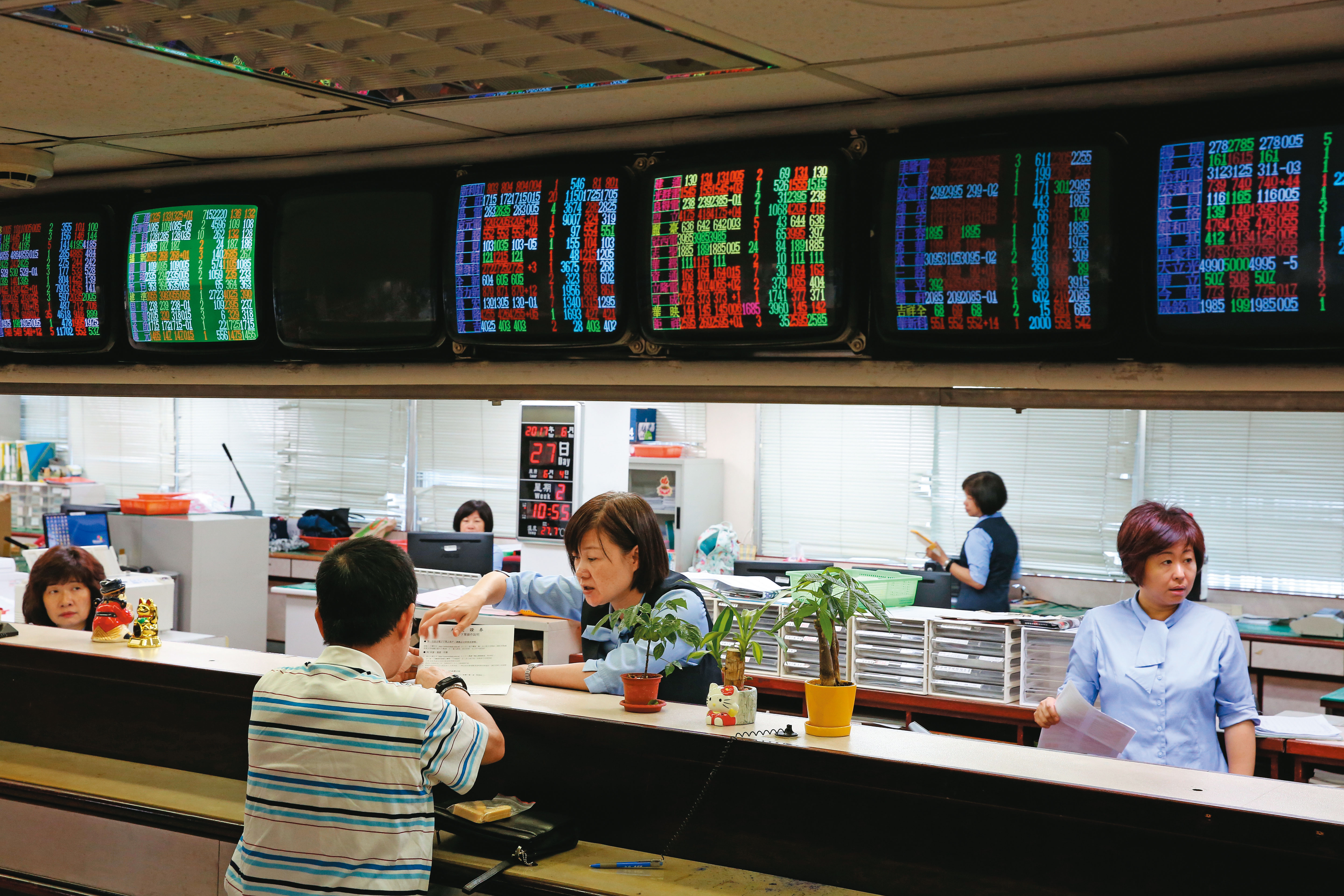 臨櫃開戶耗時費力,多數券商都已提供線上開戶、一天審核通過的服務。