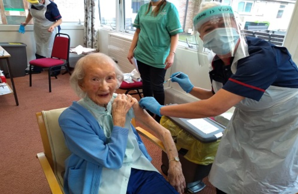 108歲的瑪麗基爾（左）日前接種輝瑞疫苗。（翻攝CarmsCouncil推特）