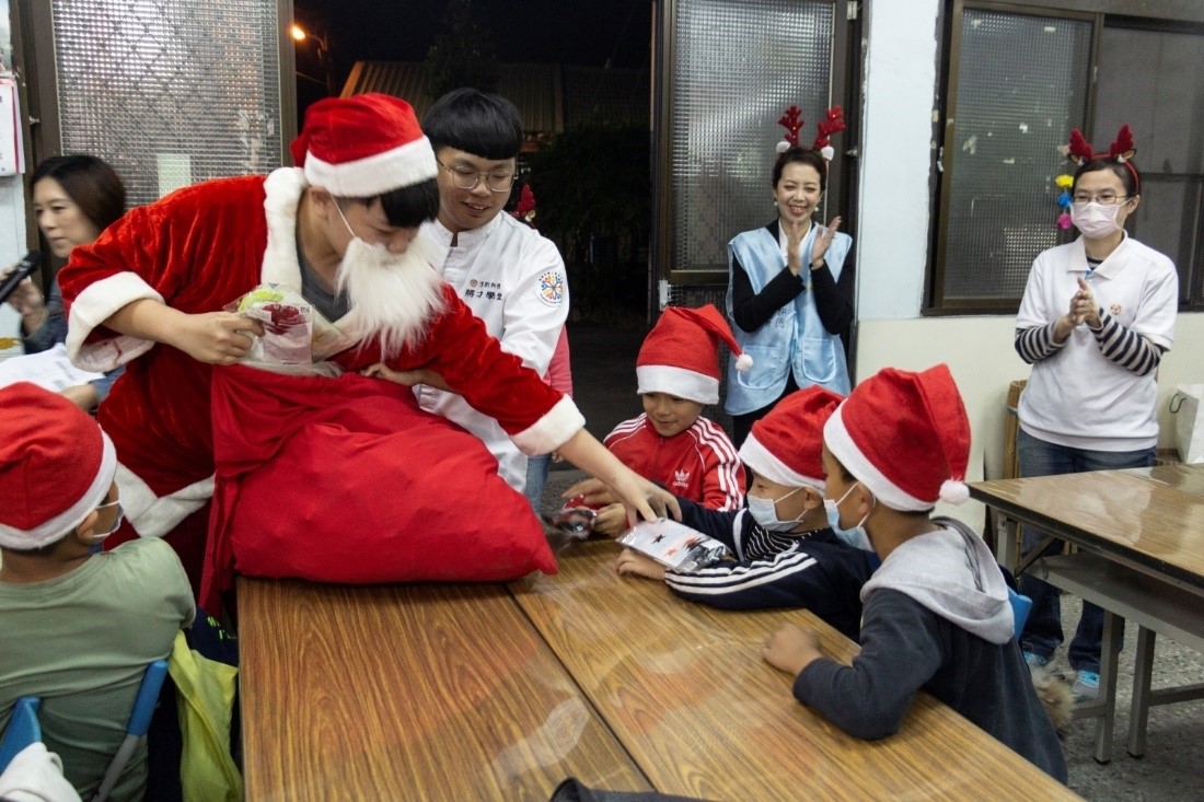 將才學堂學員巧扮耶誕老公公發耶誕禮物給課輔班學童。（頂新和德文教基金會提供）