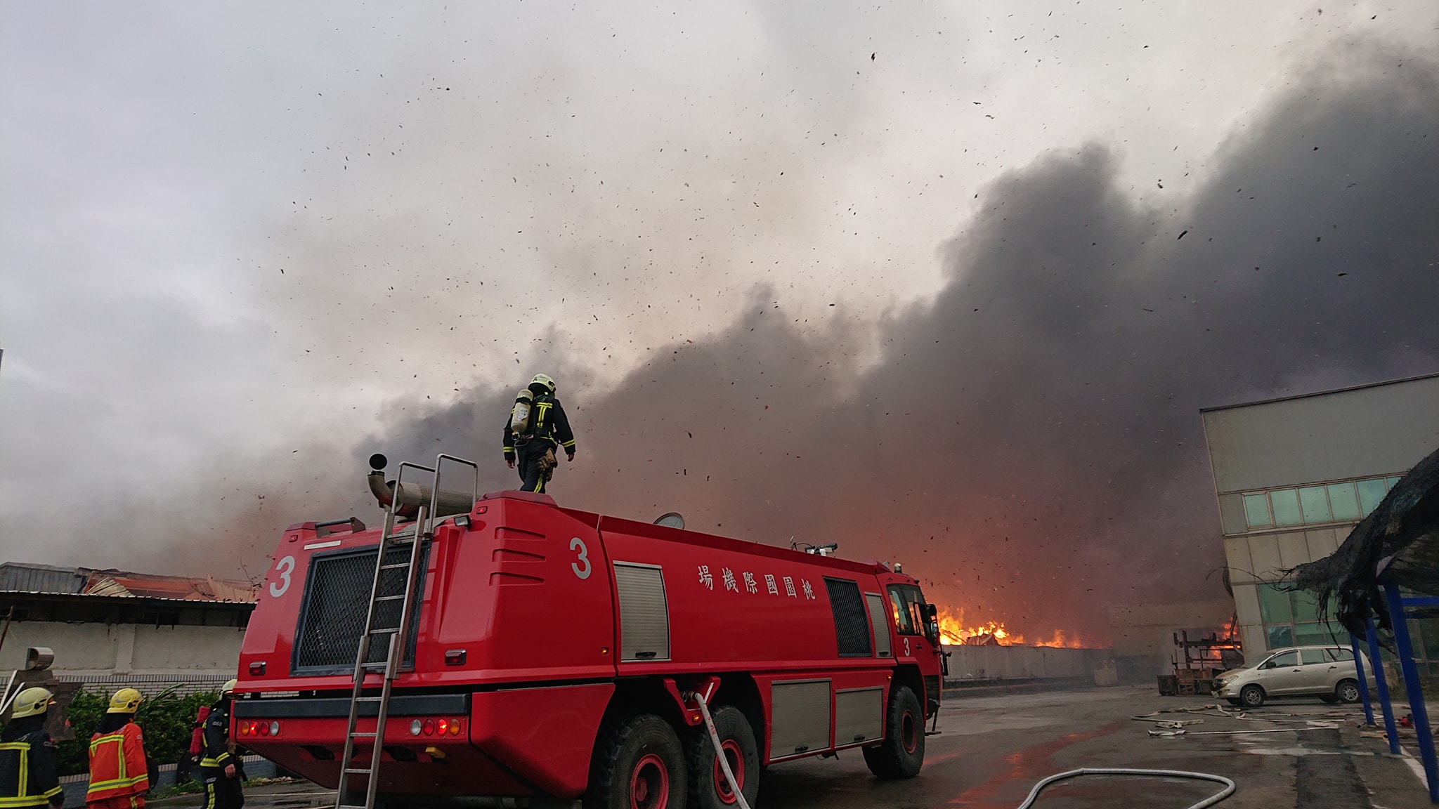 旭富製藥稍早再傳爆炸聲響，嚇壞附近民眾。（翻攝自蘆竹南崁資訊大小事分享團臉書）