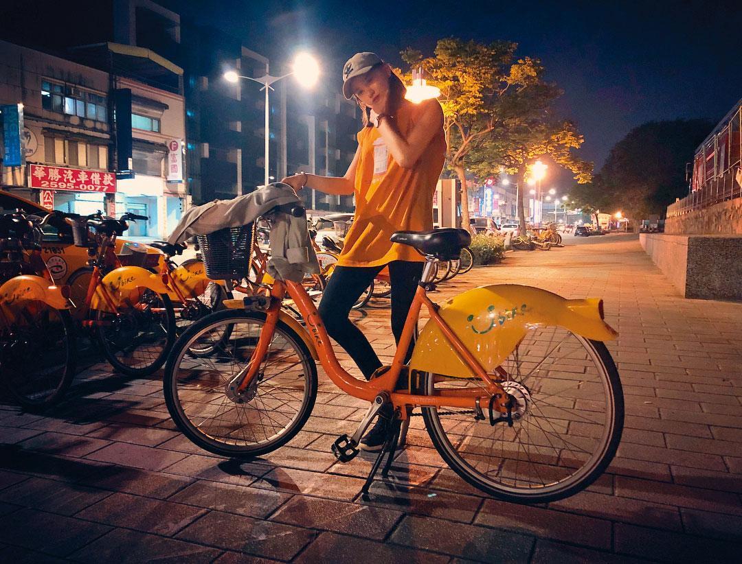 梁以辰很少搭計程車,平日會租借Ubike單車或wemo機車代步,節省交通支出。(翻攝梁以辰IG)