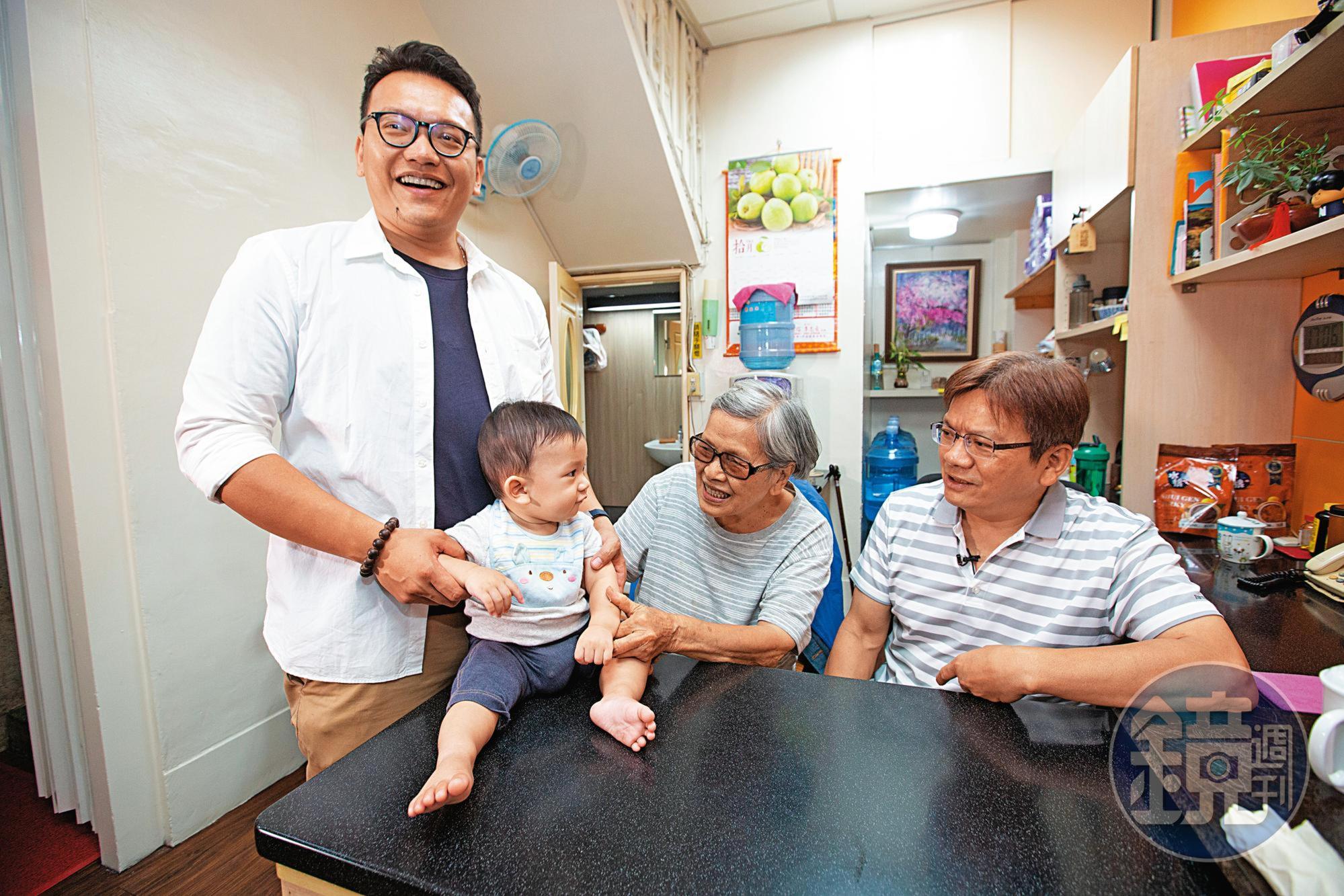 水根肉乾第一代老闆娘張秋花（右2）看見兒子、孫子接班，小曾孫也已出生，心滿意足。