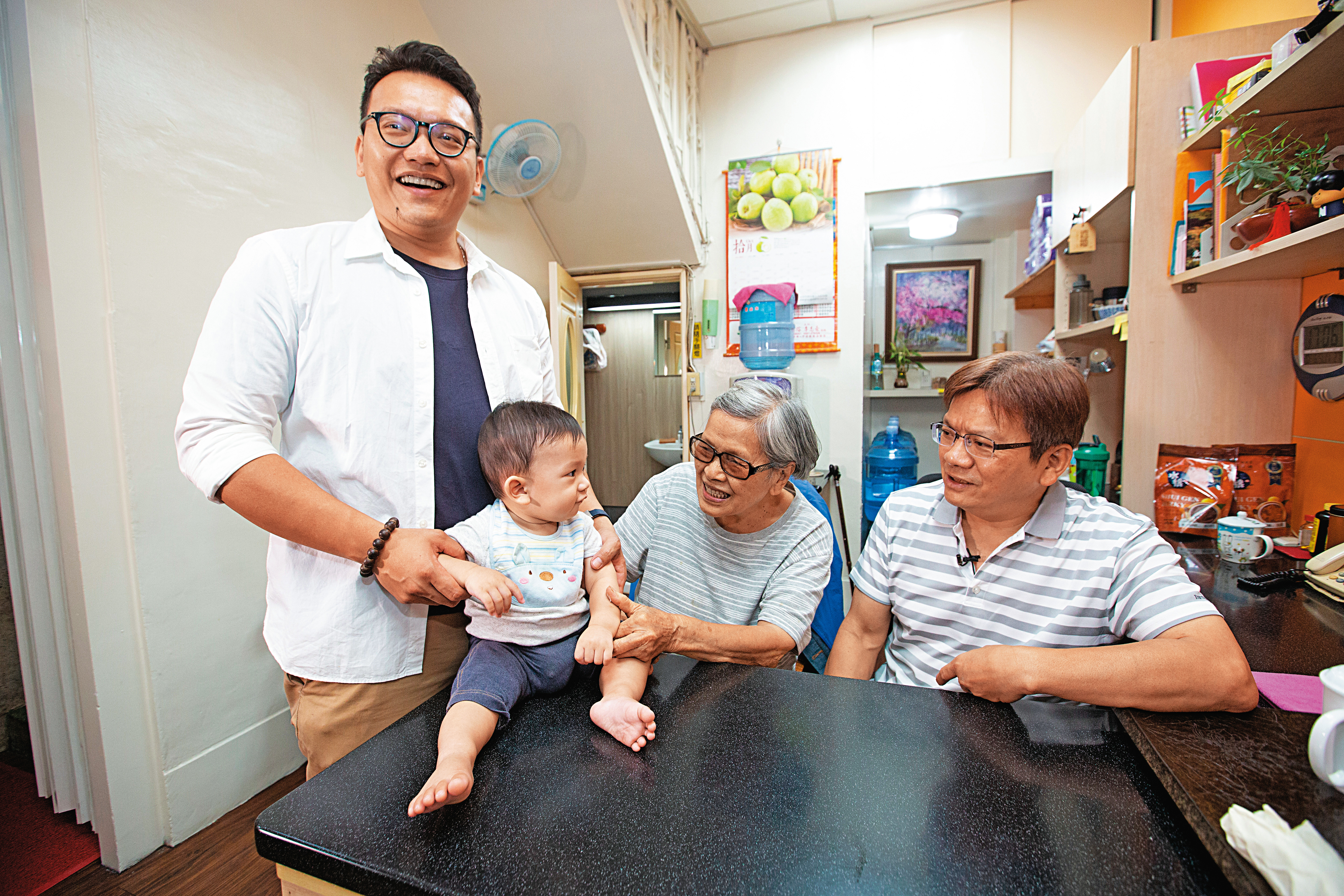 水根肉乾第一代老闆娘張秋花(右2)看見兒子、孫子接班,小曾孫也已出生,心滿意足。