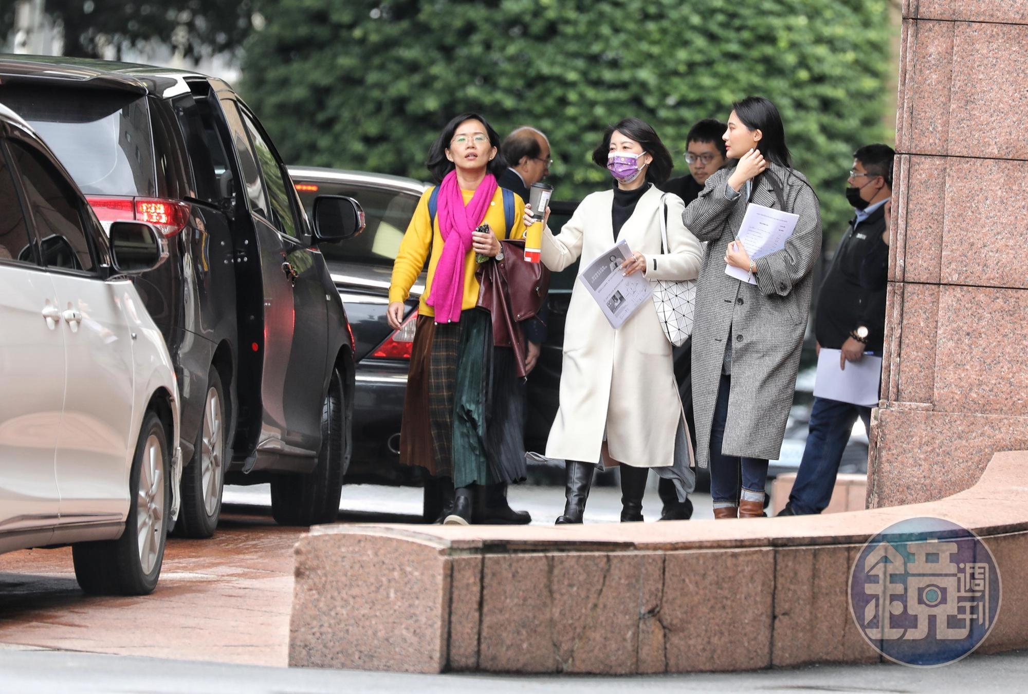 會後民進黨立委從行政院步出。