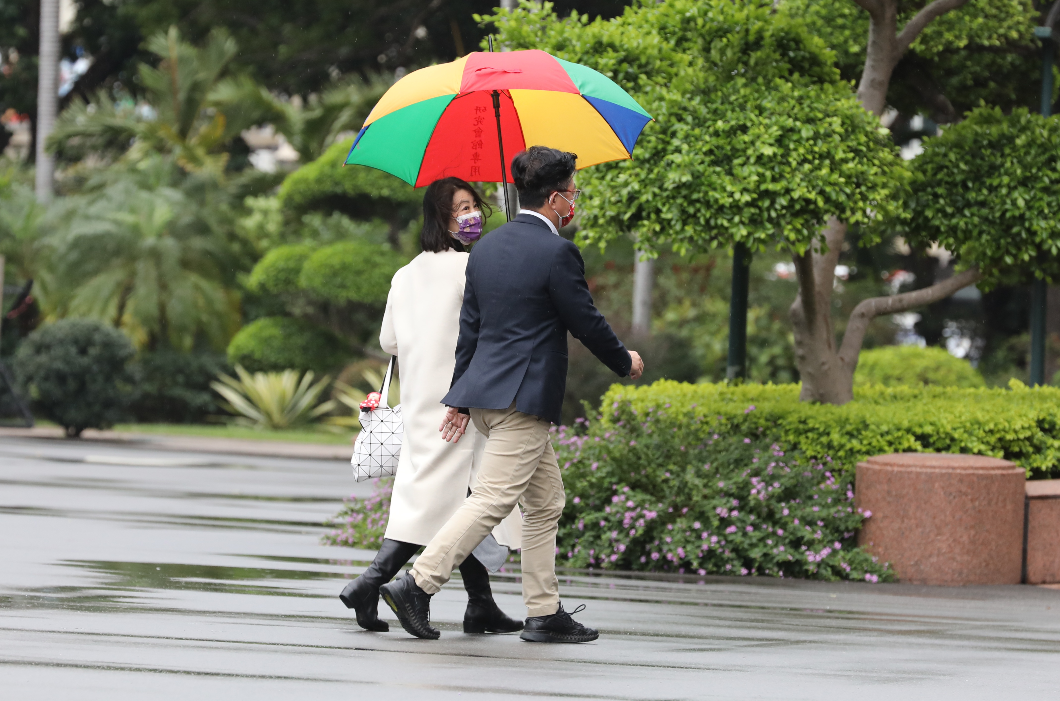 民進黨立委郭國文、吳思瑤步行前往行政院出席行政立法協調會。