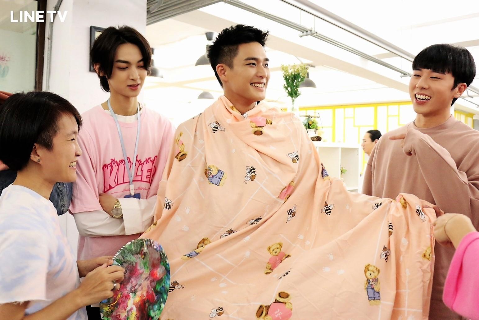 安俊朋(右2)身披粉色床單玩DressCode,成為劇組焦點。(LINE TV提供)