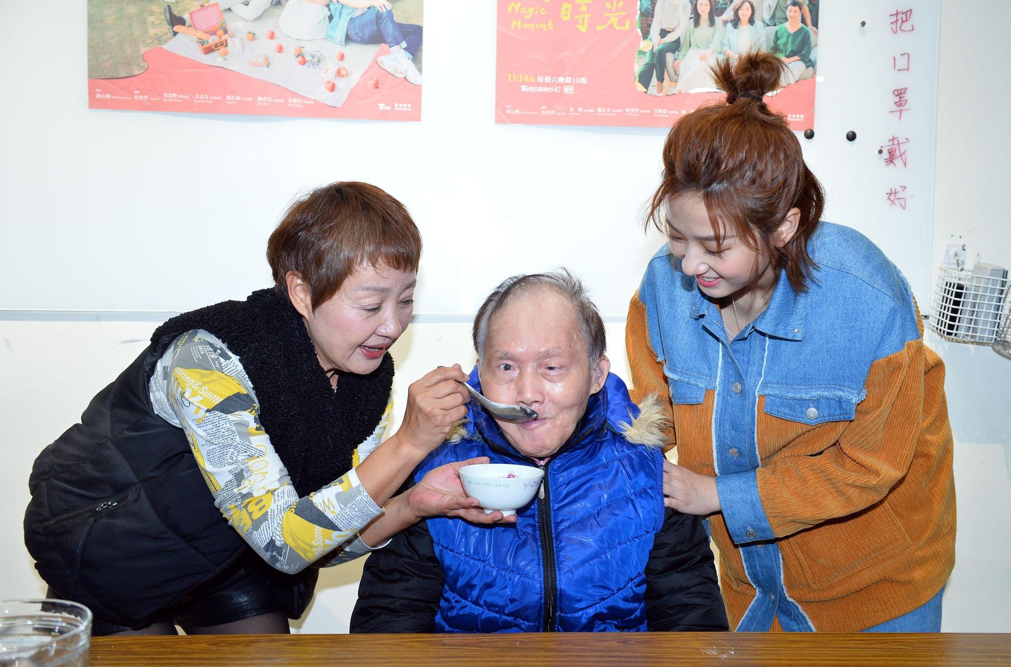 方志友（右）、鮑正芳（左）親自餵老先生吃湯圓。（Tvbs提供）