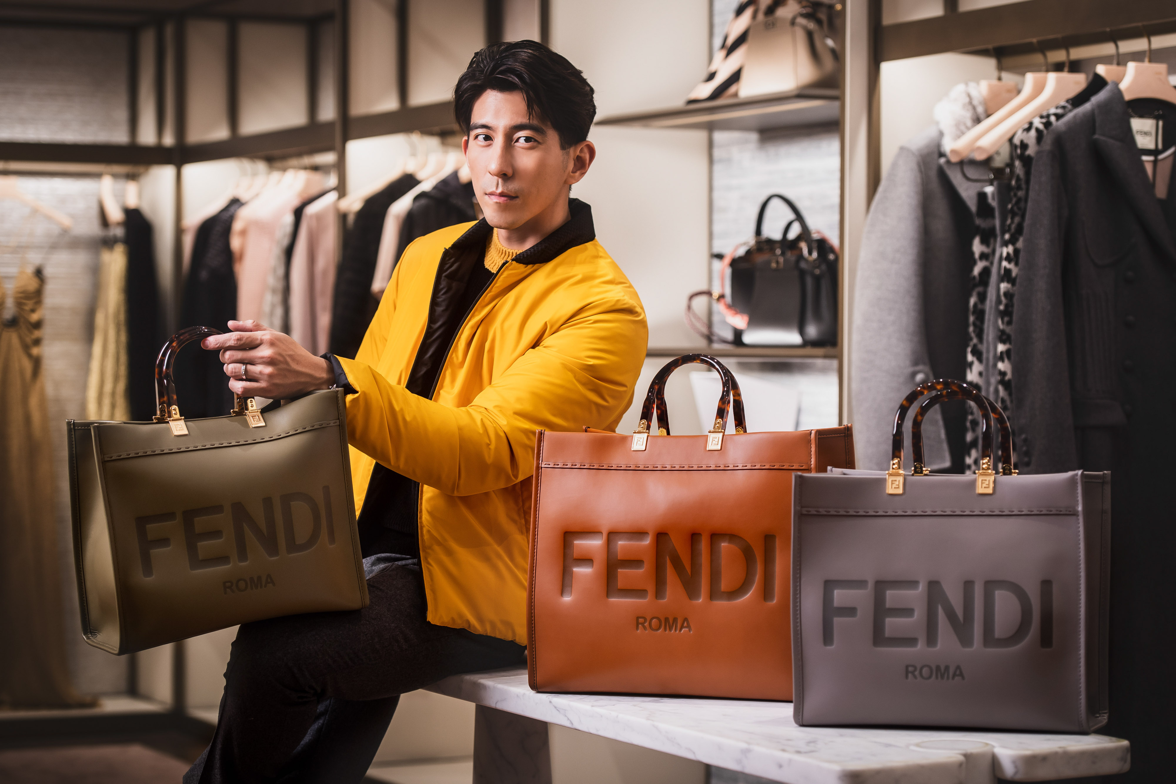 修杰楷演繹FENDI全新中型Sunshine Shopper包款。（FENDI提供）