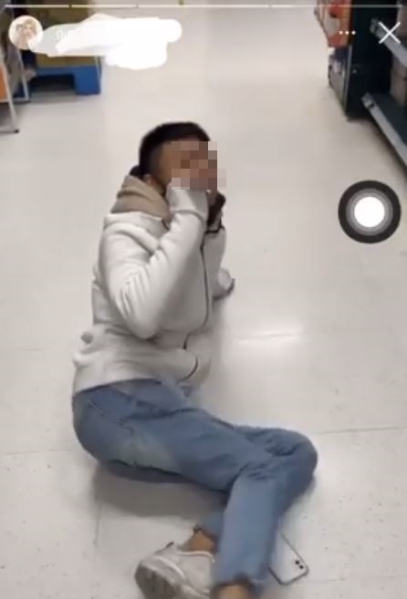 屁孩1號躺在地上哈菸。（翻攝影片畫面）