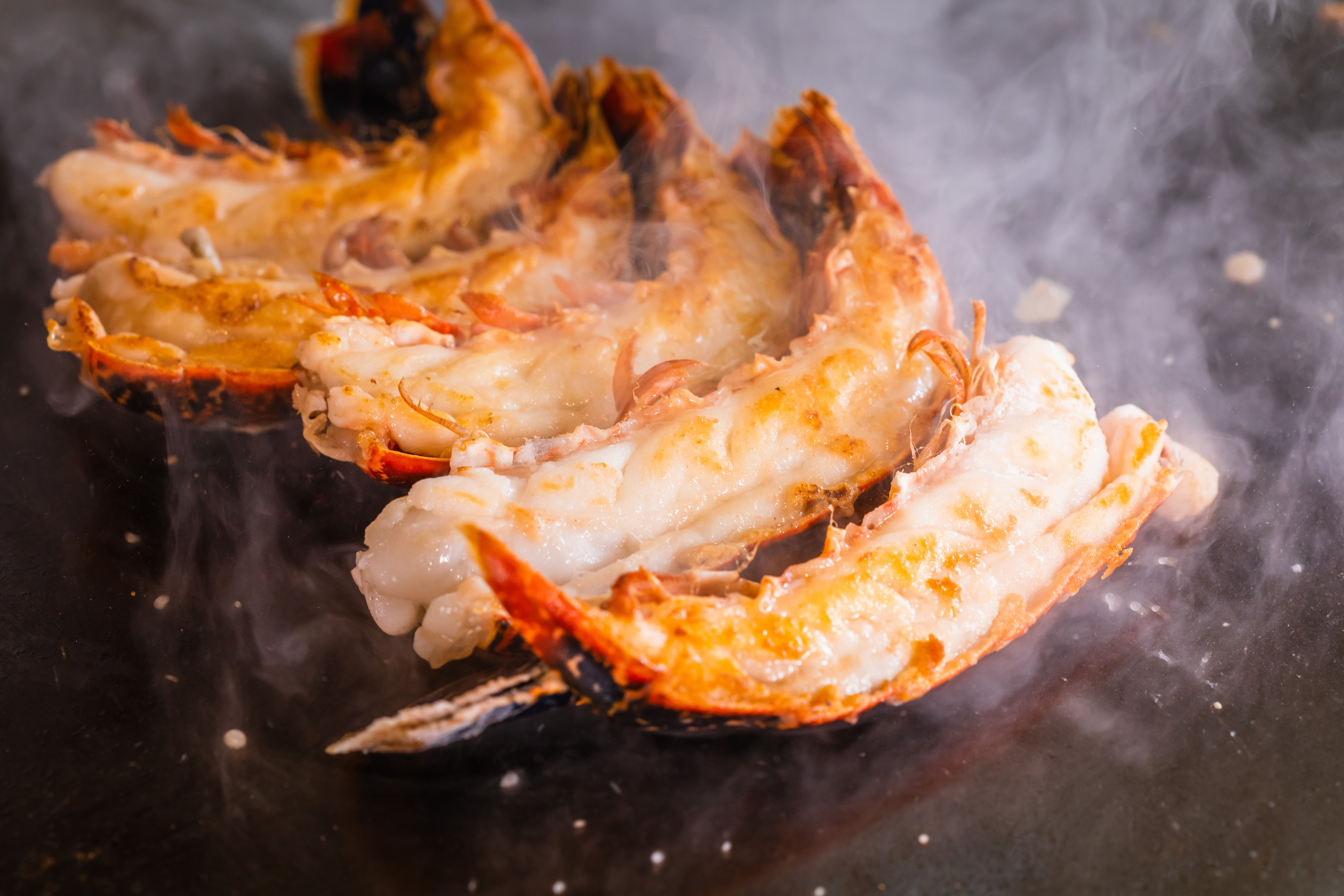 布列塔尼藍龍蝦放上高溫鐵板，發出的滋滋聲響，勾人食欲。