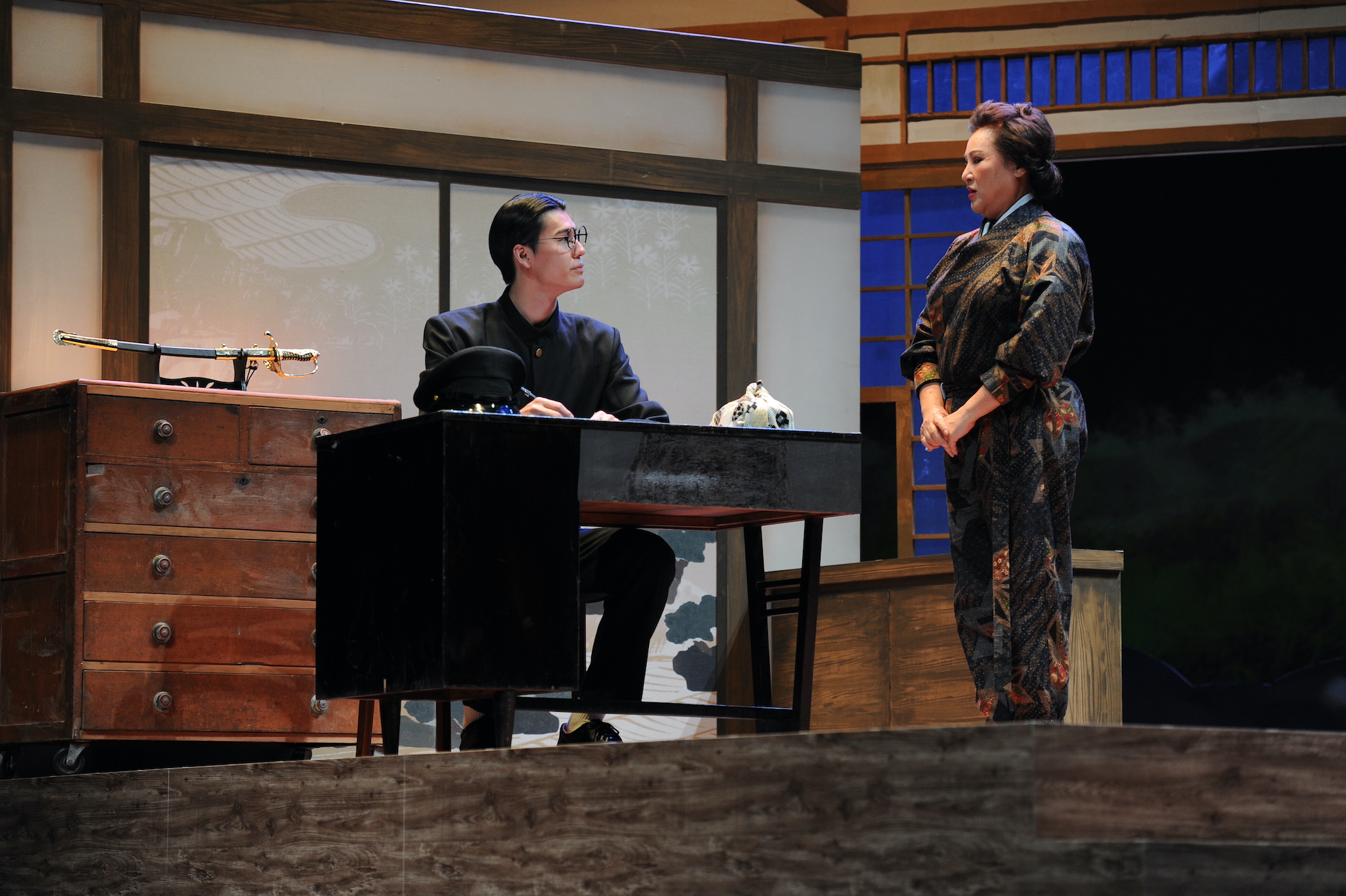 風田（左）在舞台劇《一夜新娘》演出日本軍官。（故事工廠提供）