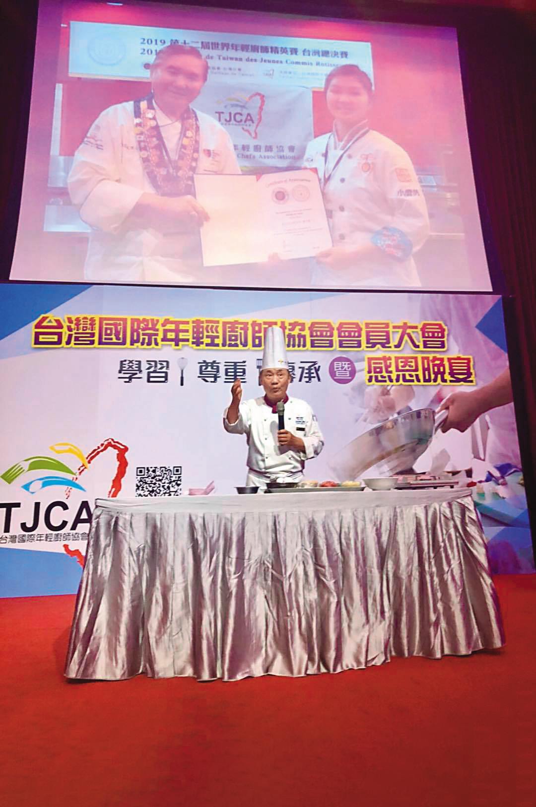 阿基師經常參與各大廚師相關活動，今年6月為年輕廚師協會10週年活動站台。（翻攝自鄭衍基好料理）