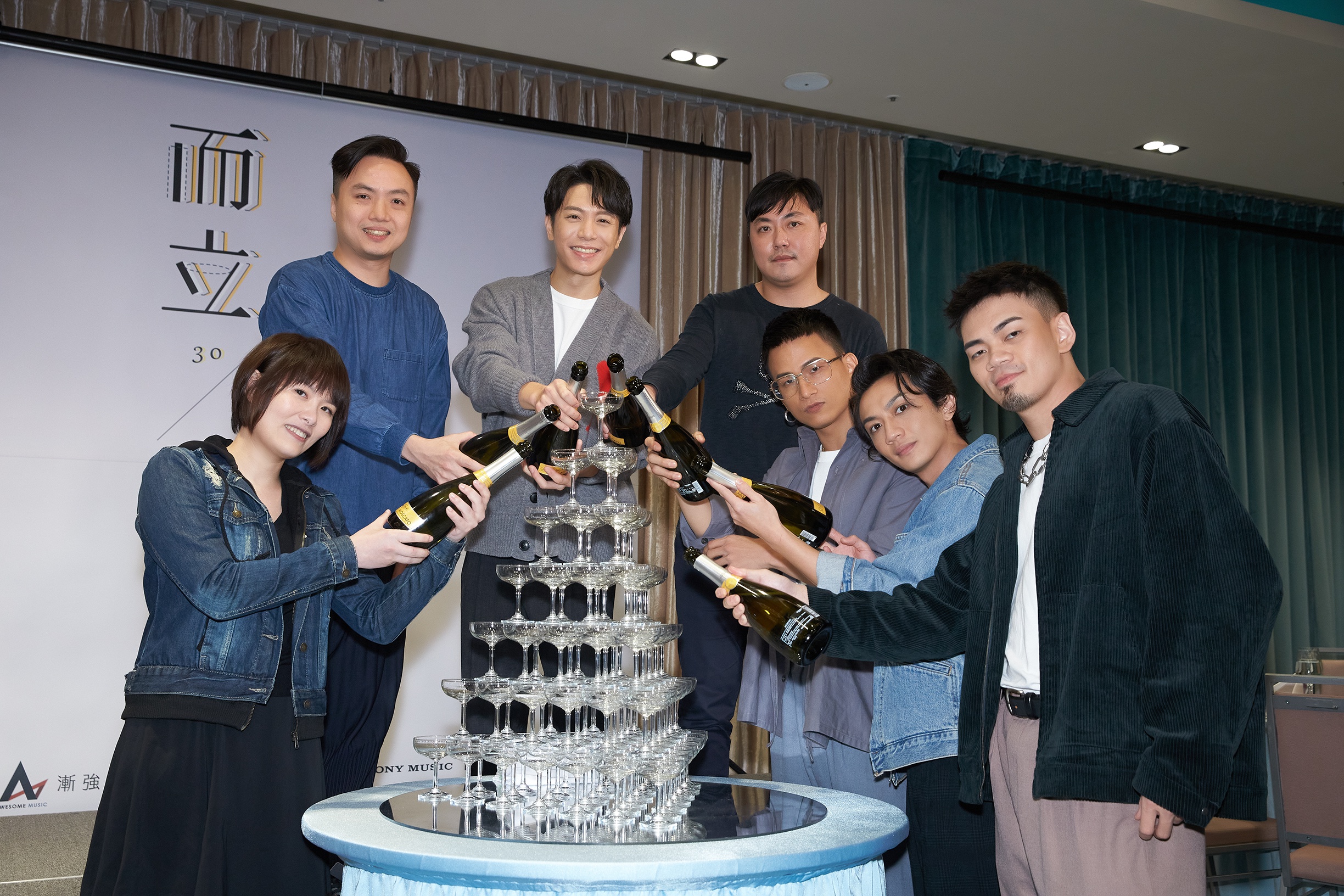 主辦單位IMC總經理黃子軒和協辦單位台灣索尼音樂總經理Kevin(符國文)與韋禮安和茄子蛋、導演馨儀一同開香檳慶祝演唱會大成功。(IMC Live Global 提供)★《鏡週刊》關心您:未滿18歲禁止飲酒,飲酒過量害人害己,酒後不開車,安全有保障。