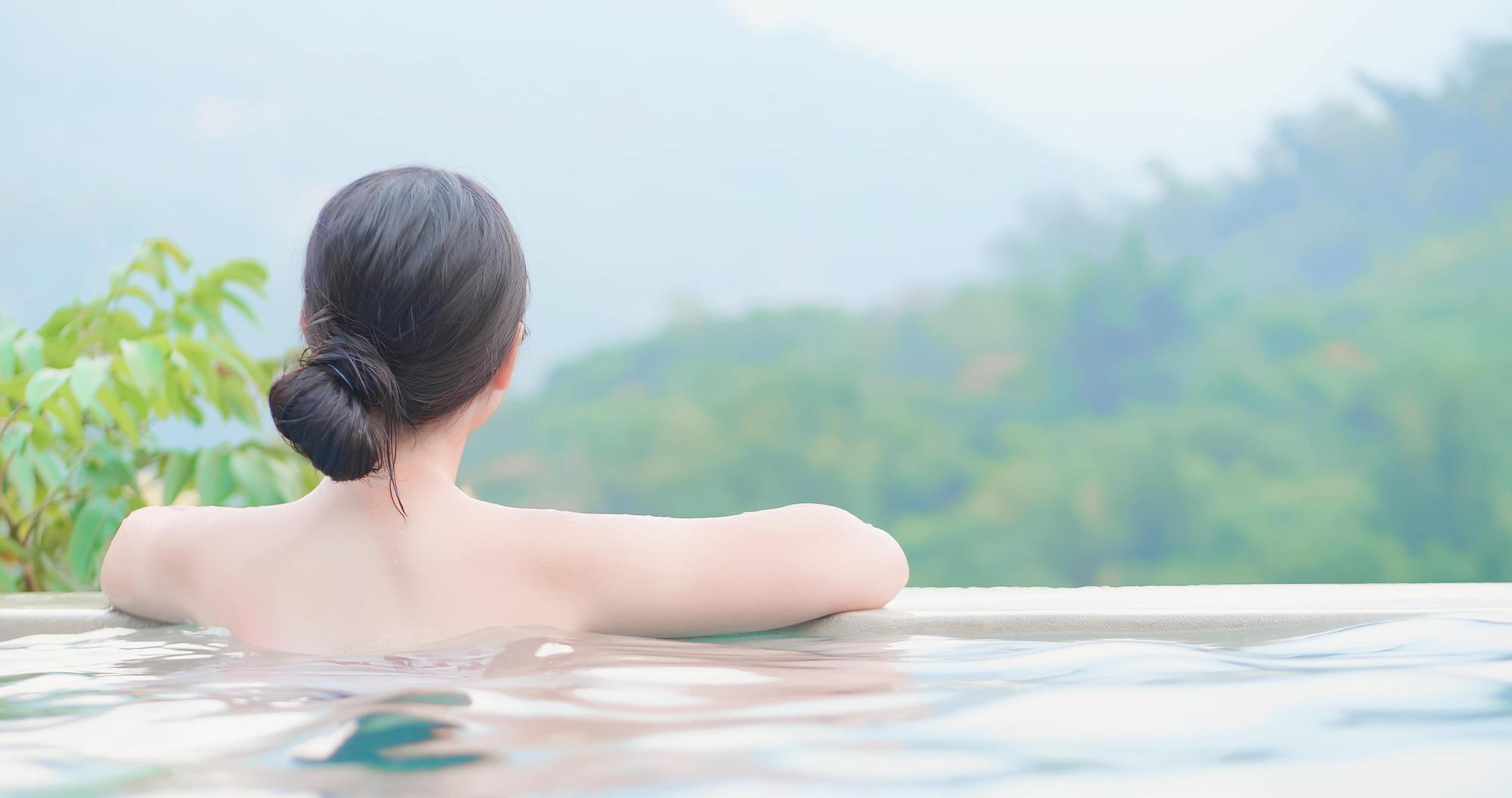 有位34歲的女性網友提到自己分手後,打開交友軟體都找不到想結婚的對象,反而有一堆20歲的弟弟約泡溫泉。(示意圖,東方IC提供)