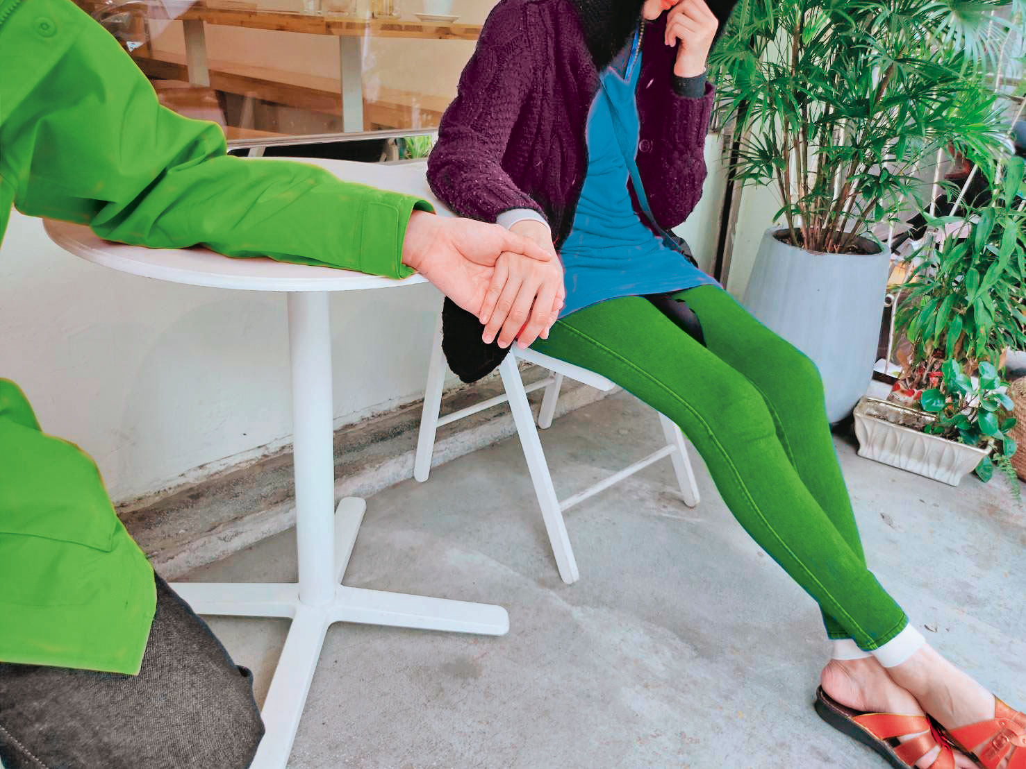 Ａ妻（右）在丈夫（左）陪同下受訪，談到遭騷擾的過程，仍心有餘悸。（當事人經變裝處理）