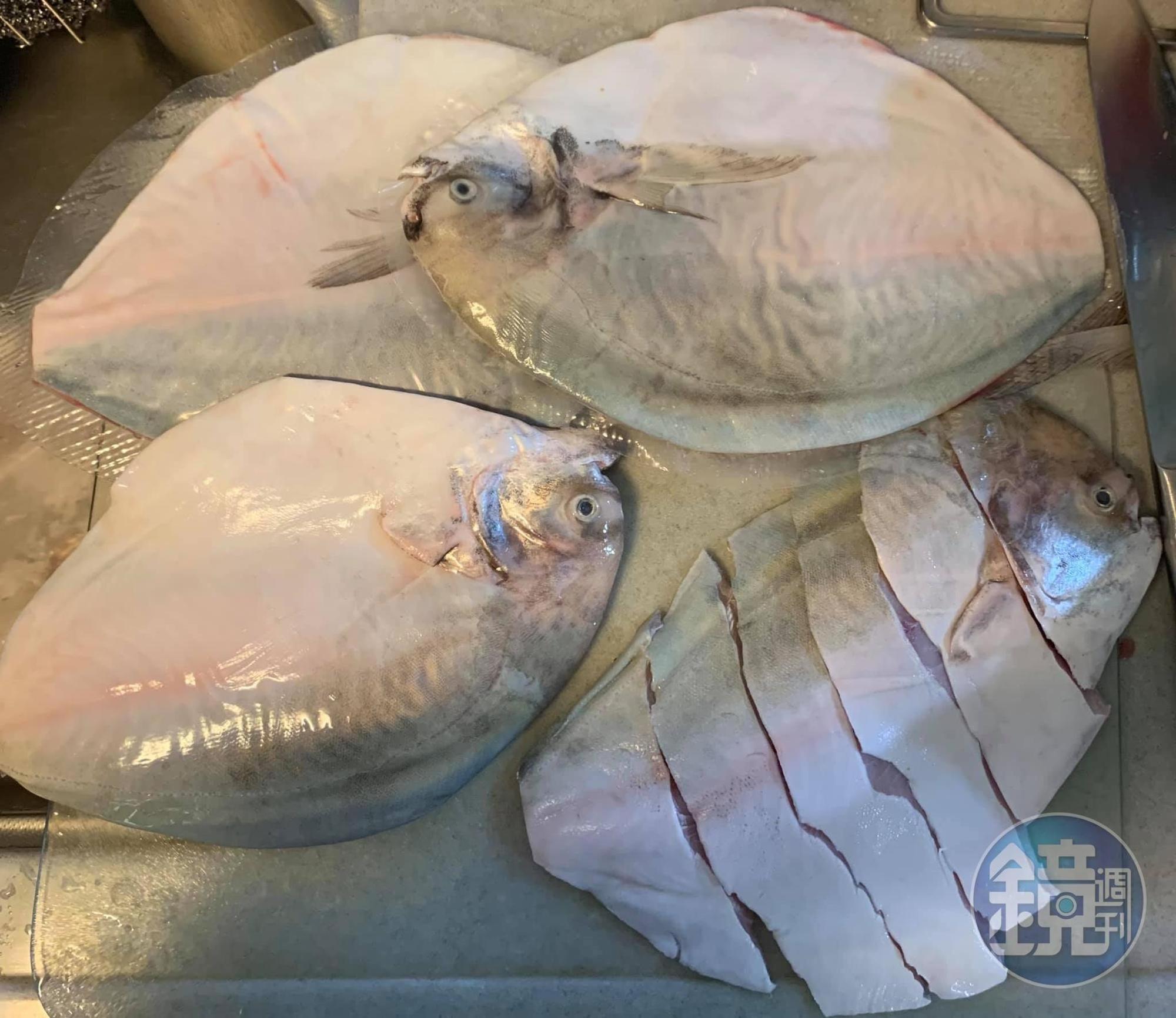 今天準備2尾白鯧魚。