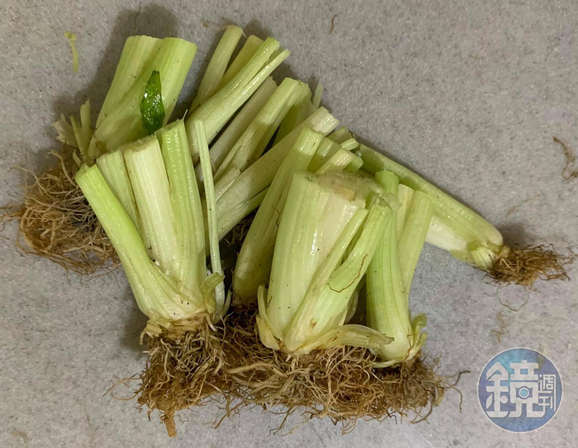 芹菜頭切下煮湯,一點都不浪費。