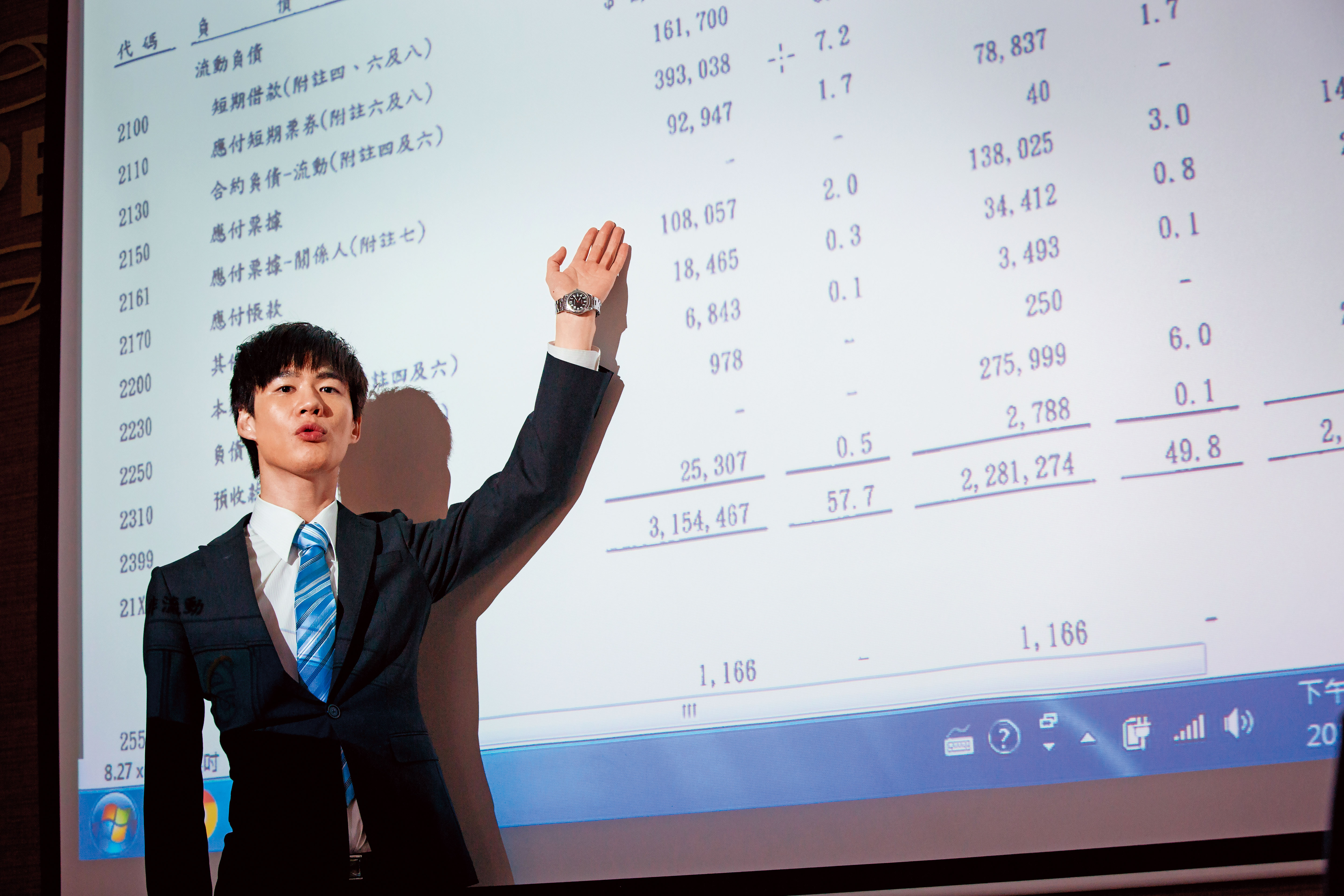 面對密密麻麻的財報數字，有會計師執照的丁彥鈞總能輕鬆找到賺錢密碼。