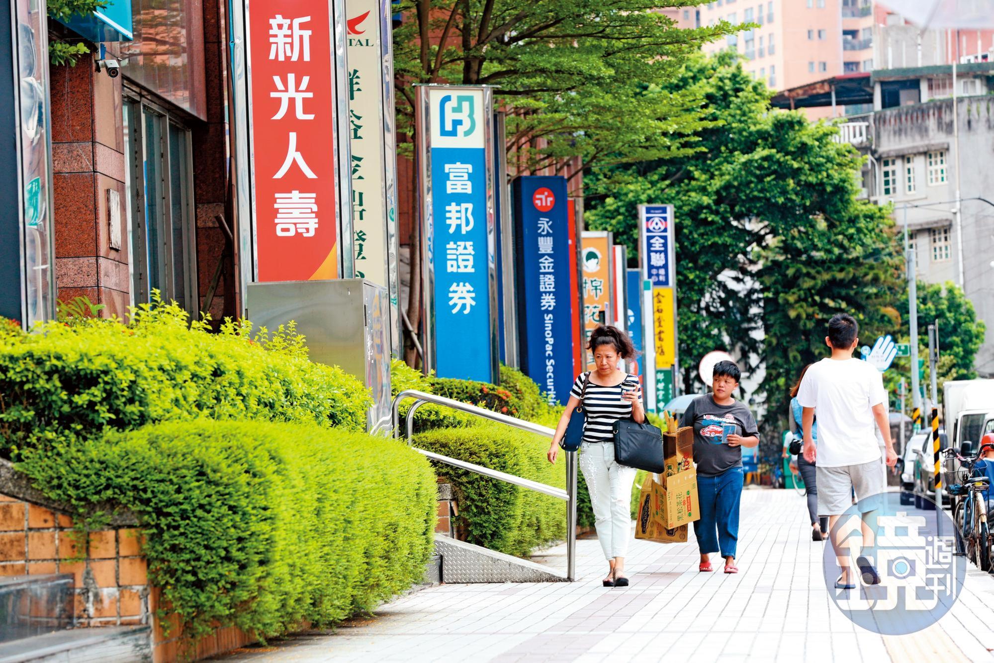 丁彥鈞改良皮氏分數篩選價值股，留意得分65分以上的金融股。