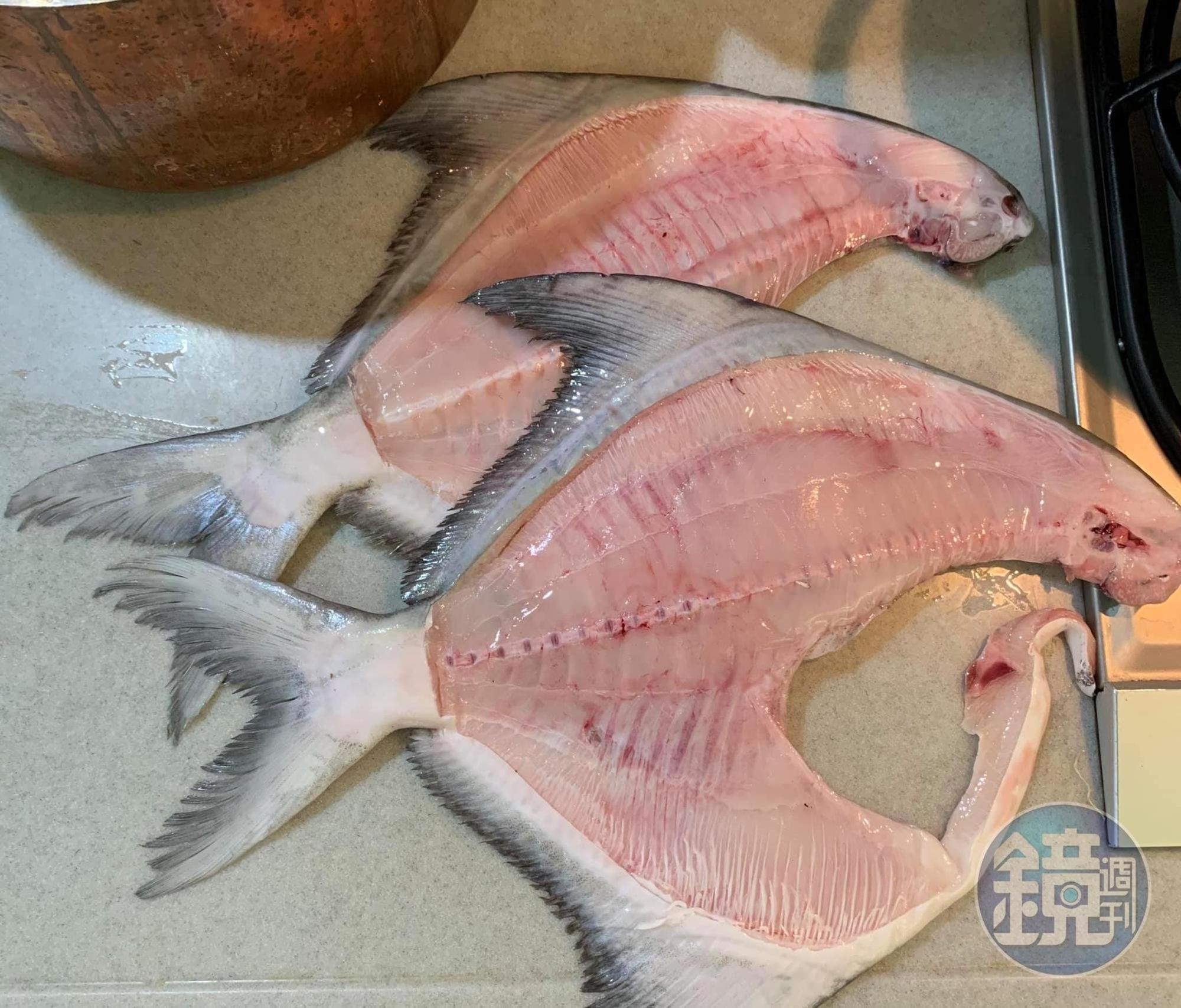 白鯧魚2尾可片出4片肉及這些骨架。