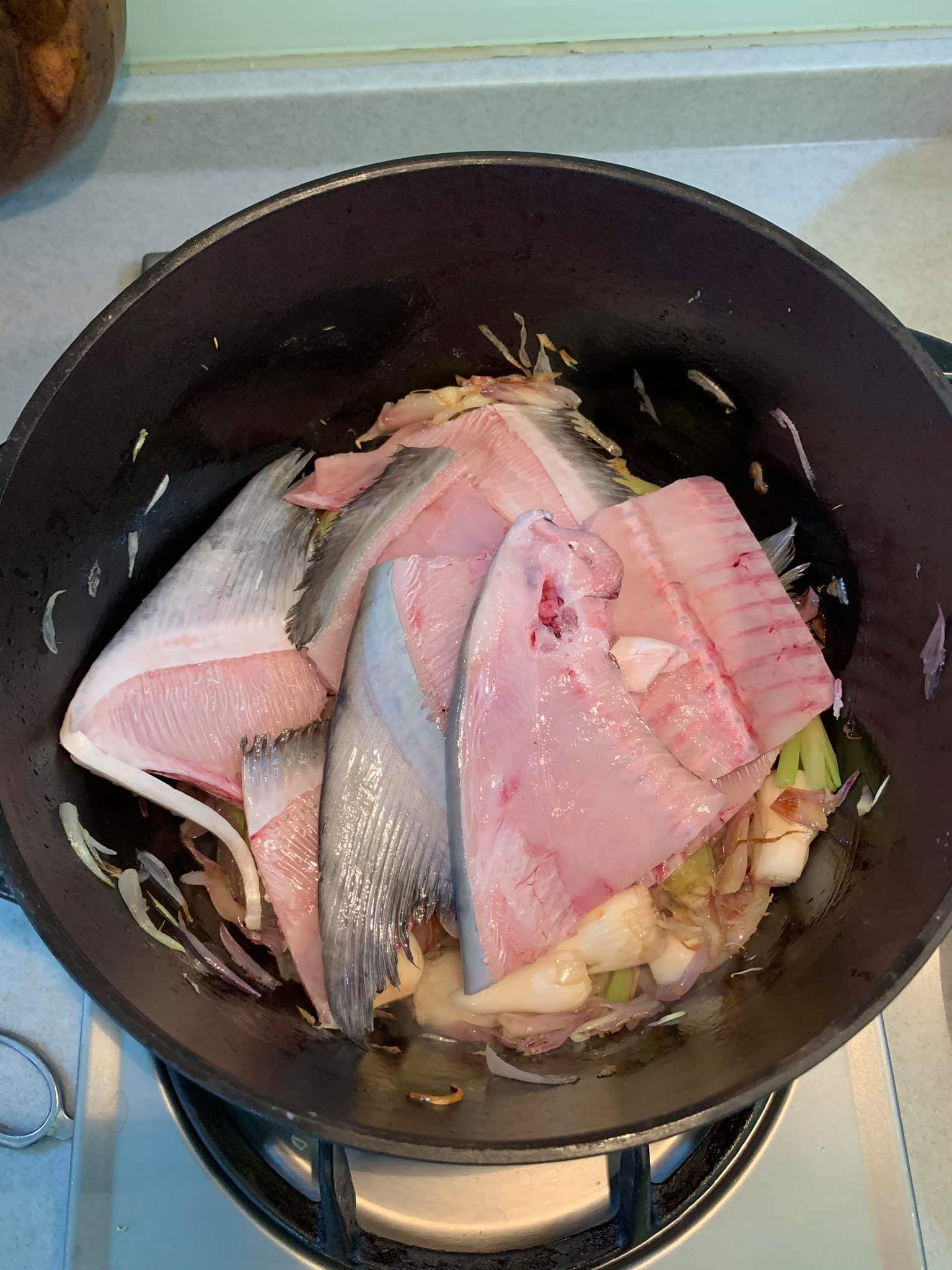加入魚骨與之前做菜時留的雞腿骨一起炒。