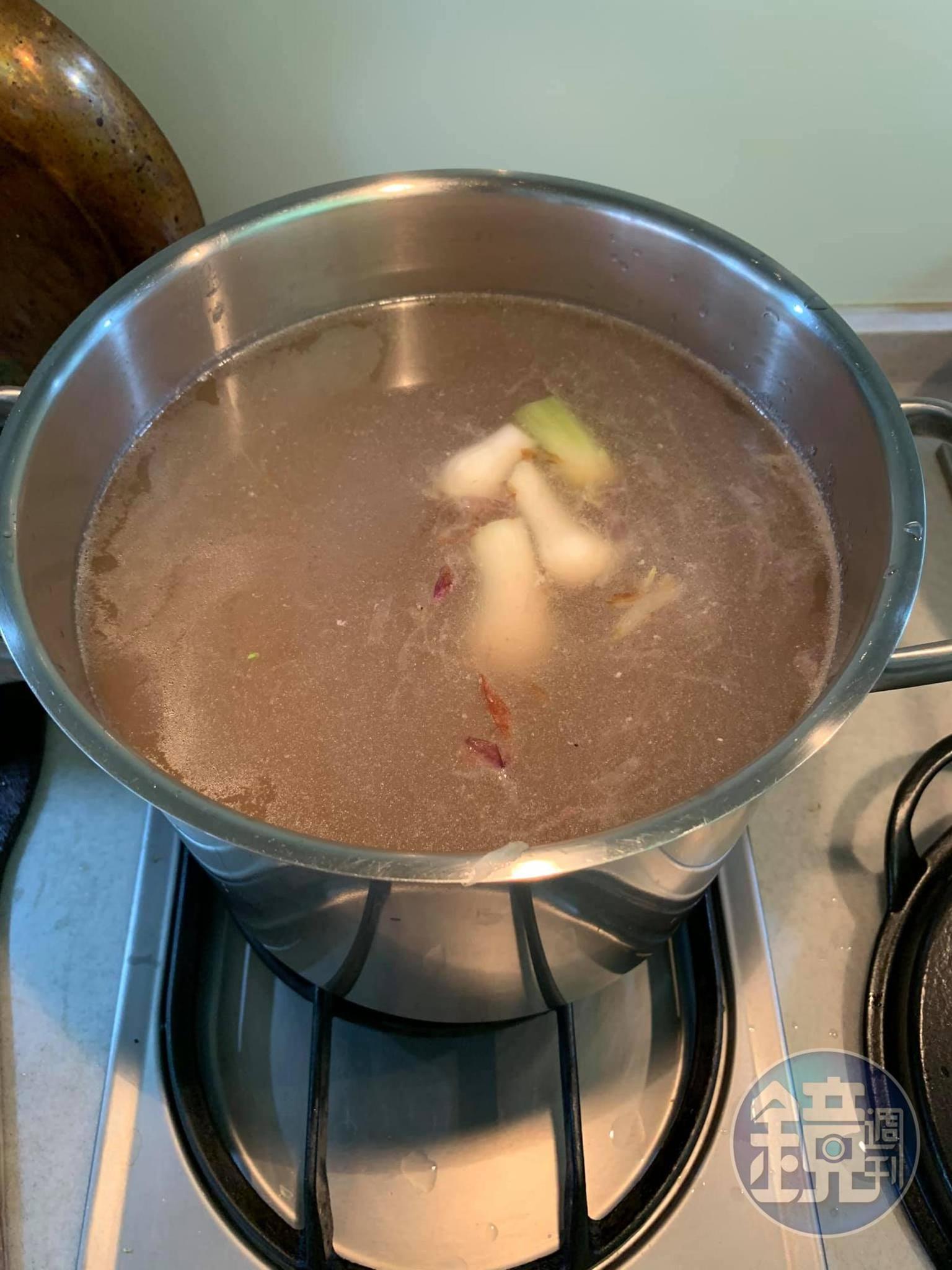 加米酒及清水,換一個較大的鍋子。