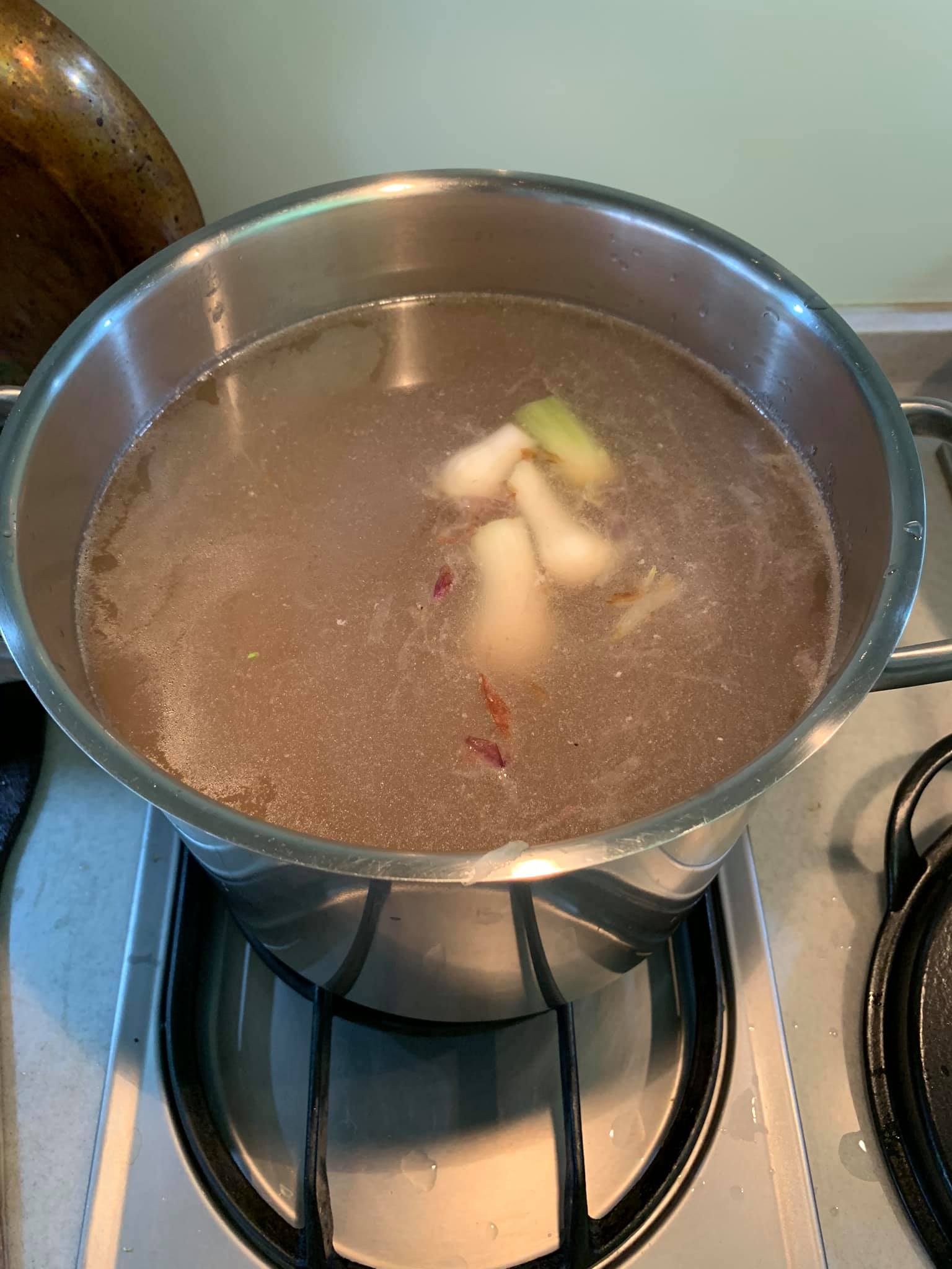 加米酒及清水，換一個較大的鍋子。