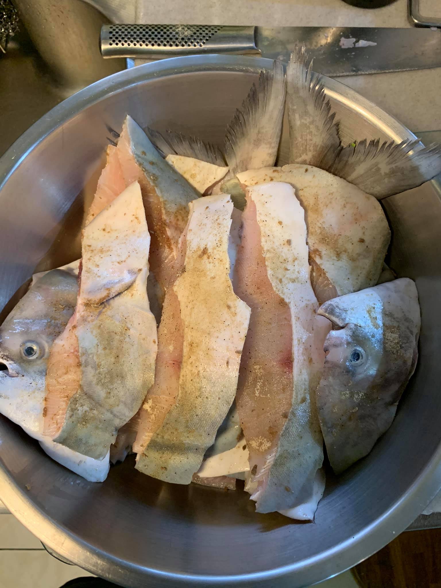 白鯧的魚肉部分要先用椒鹽略醃。