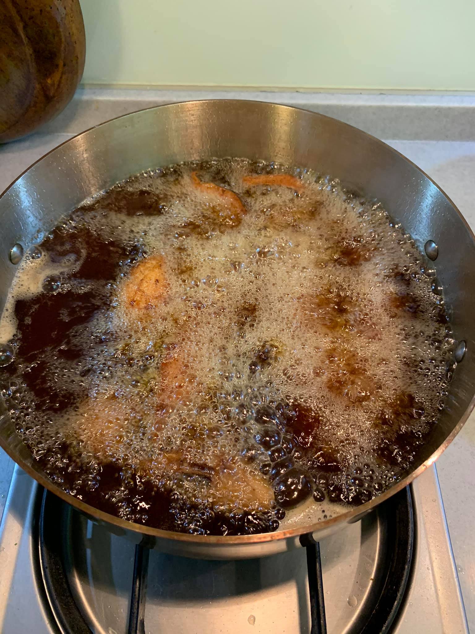 魚肉下鍋油炸。