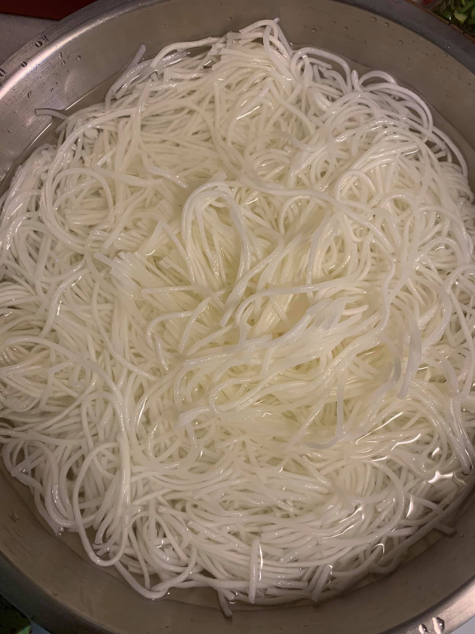 米粉泡水備用。