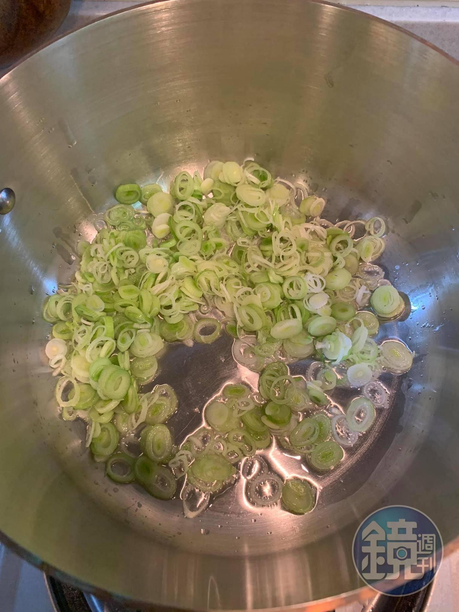 用大銅鍋炒一些蒜苗白。