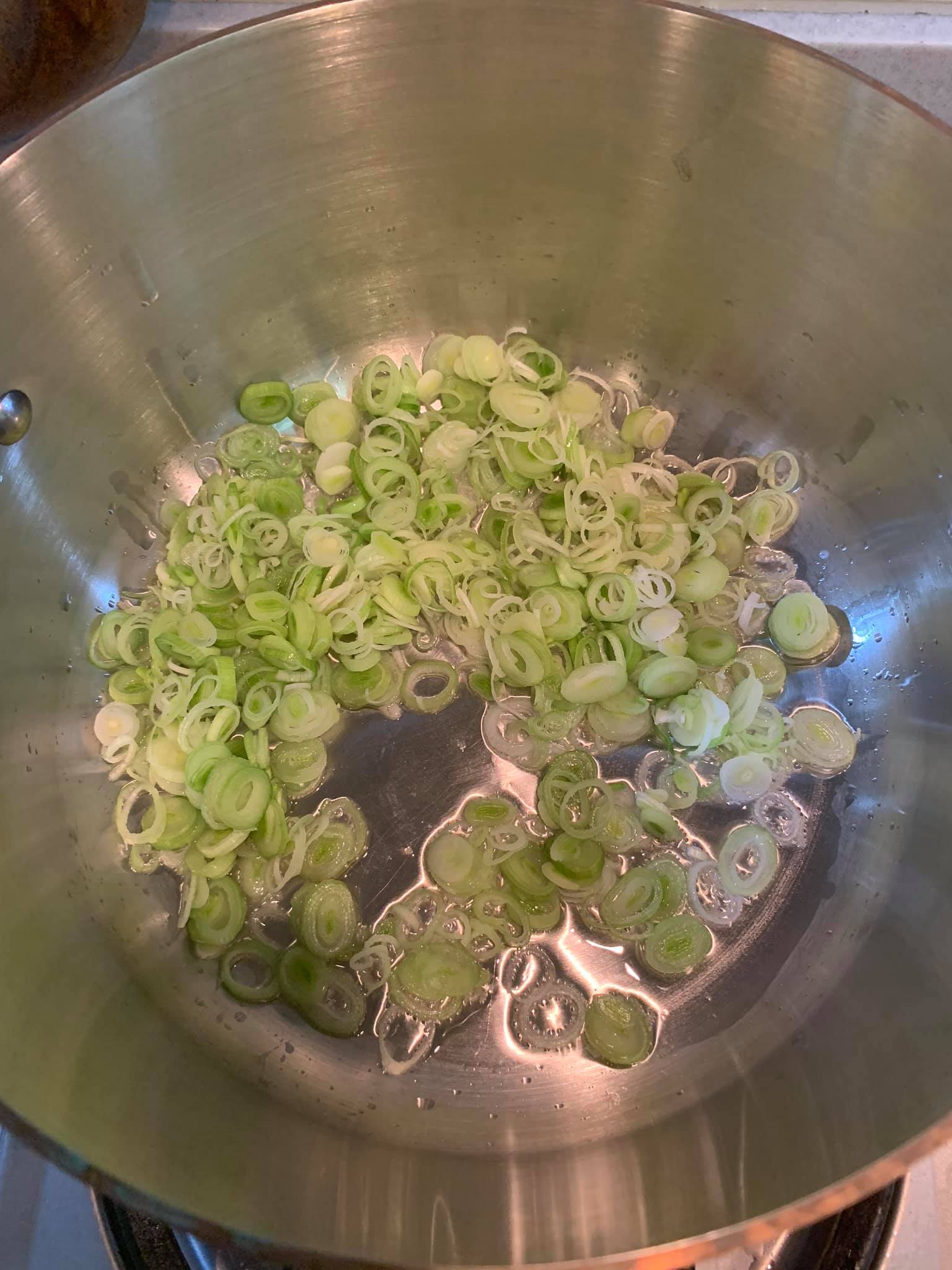 用大銅鍋炒一些蒜苗白。