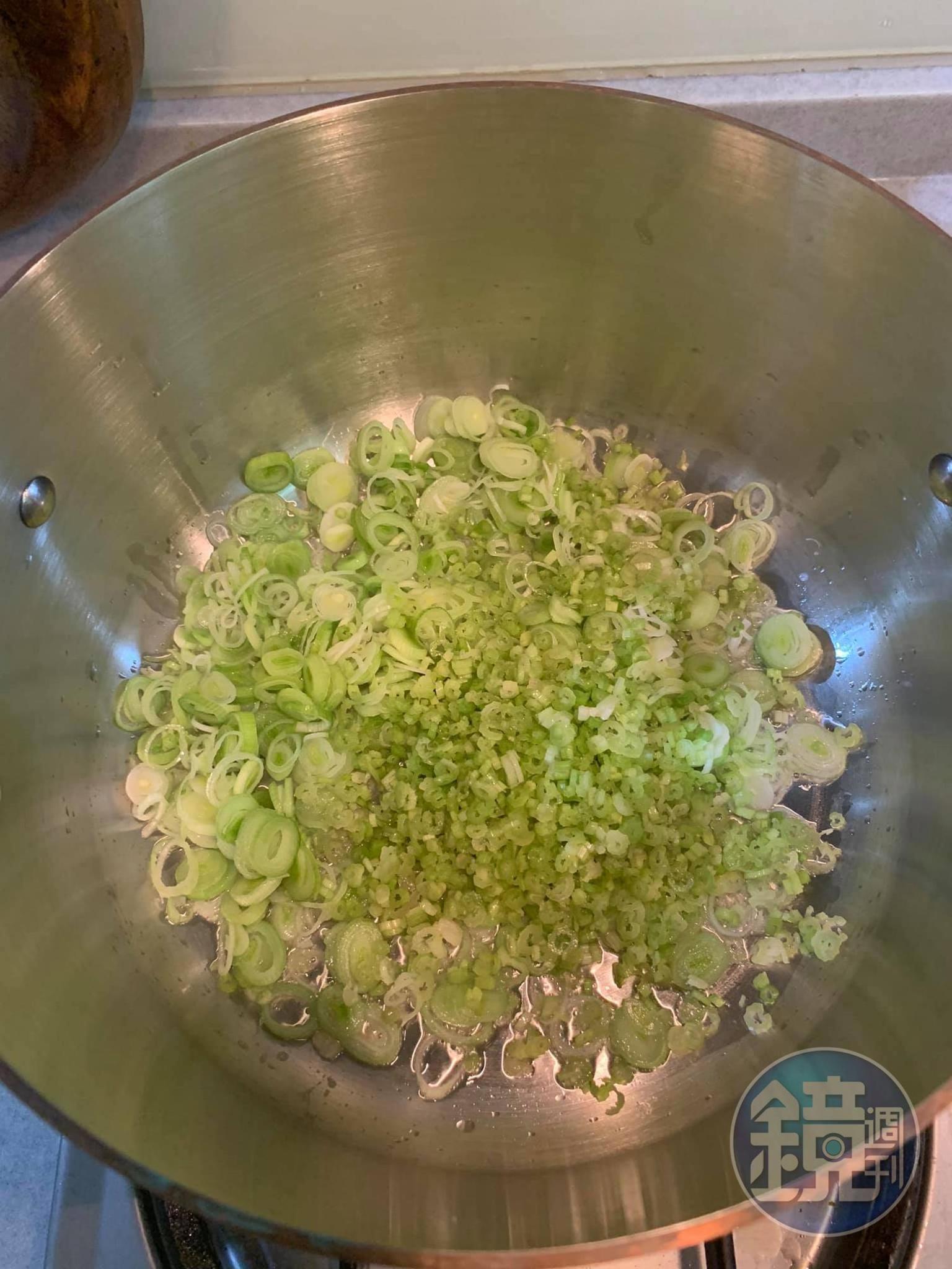下芹菜末同炒。