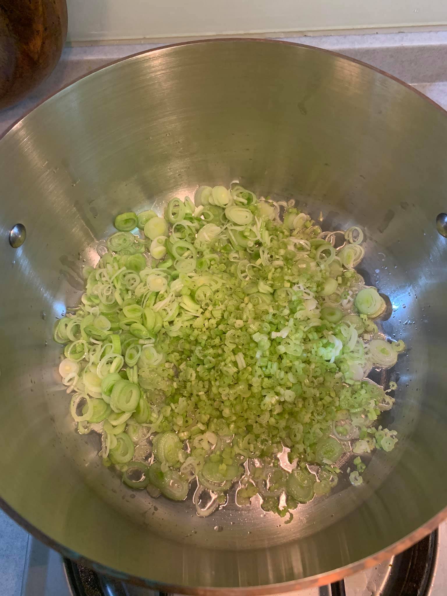 下芹菜末同炒。