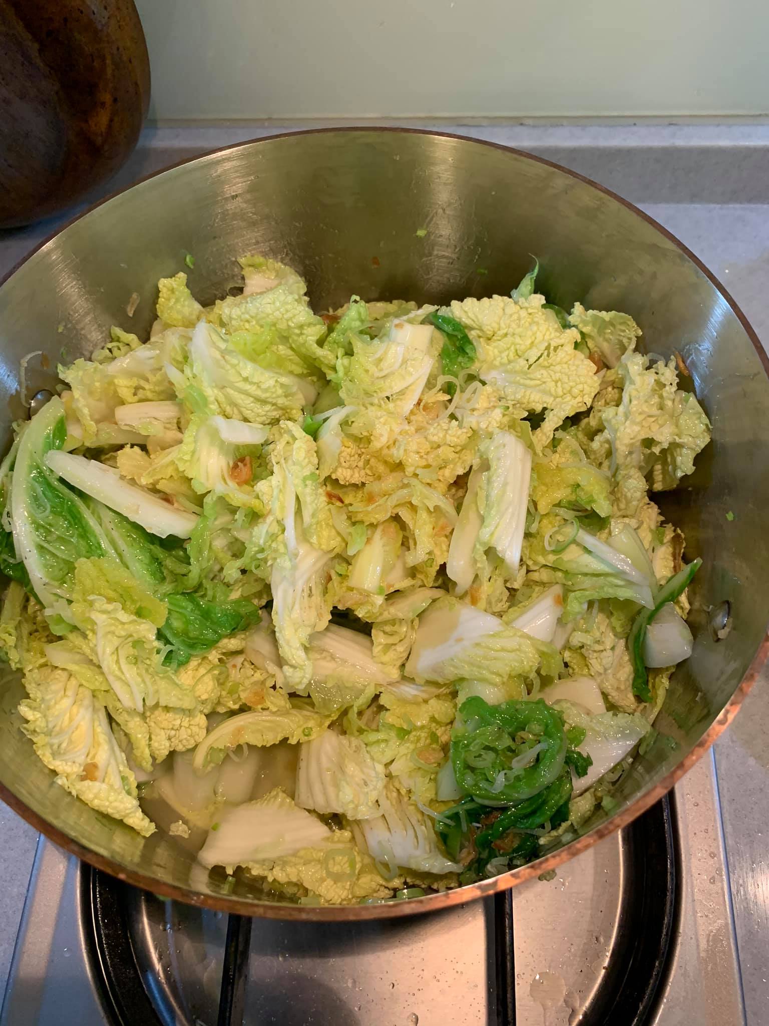 放白菜入鍋。