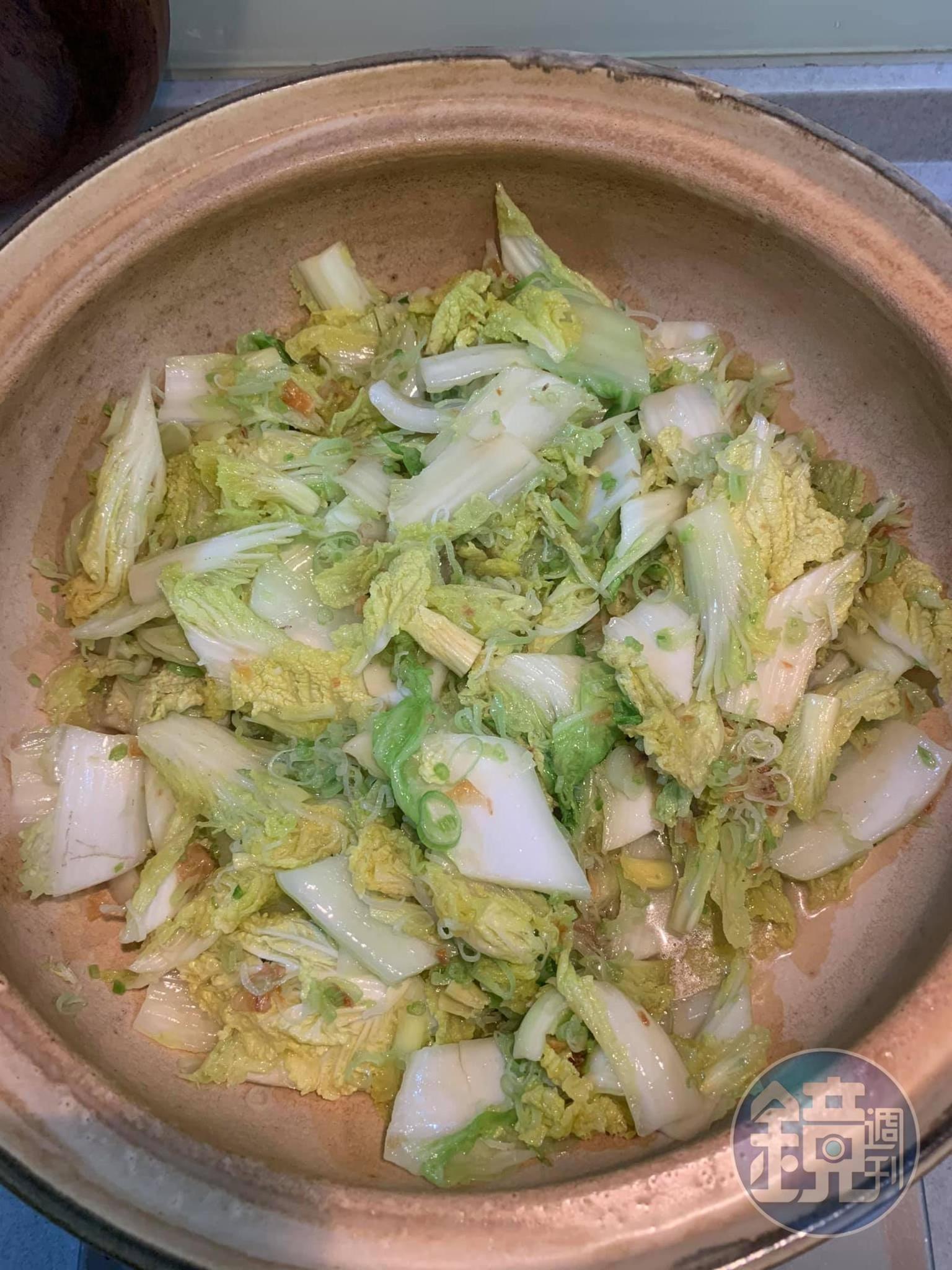 換成大砂鍋,以白菜舖底。