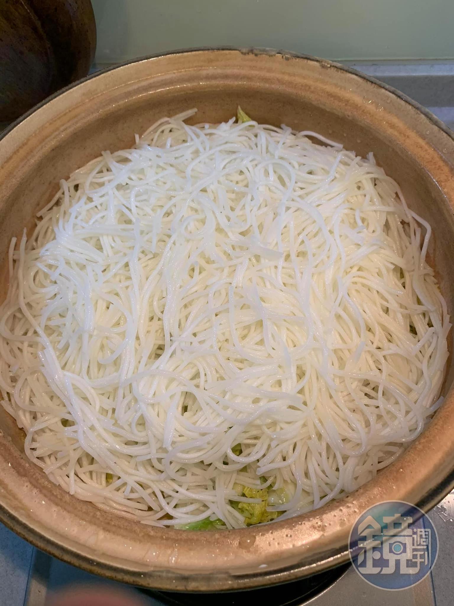 泡好的米粉放第二層。