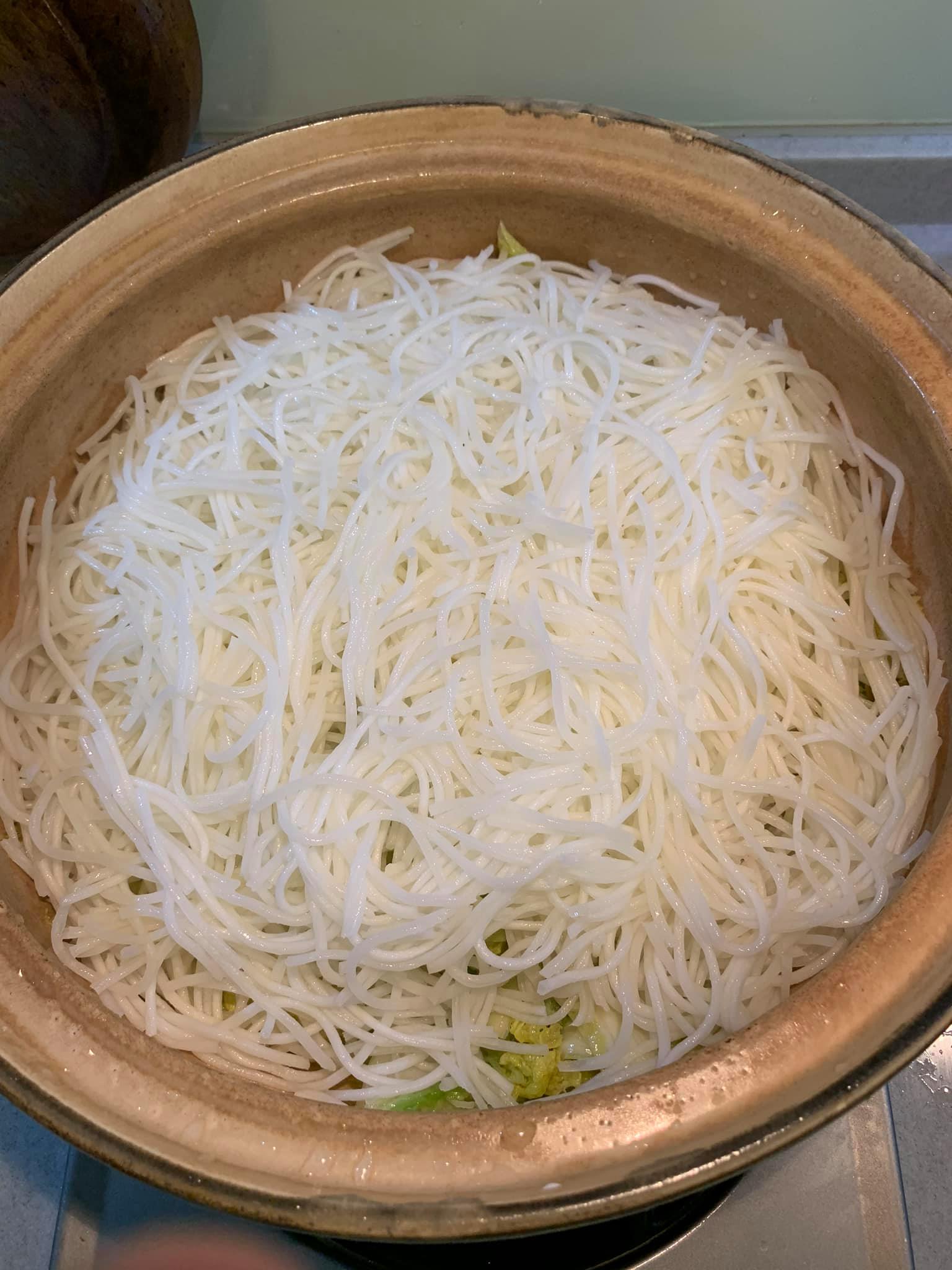 泡好的米粉放第二層。