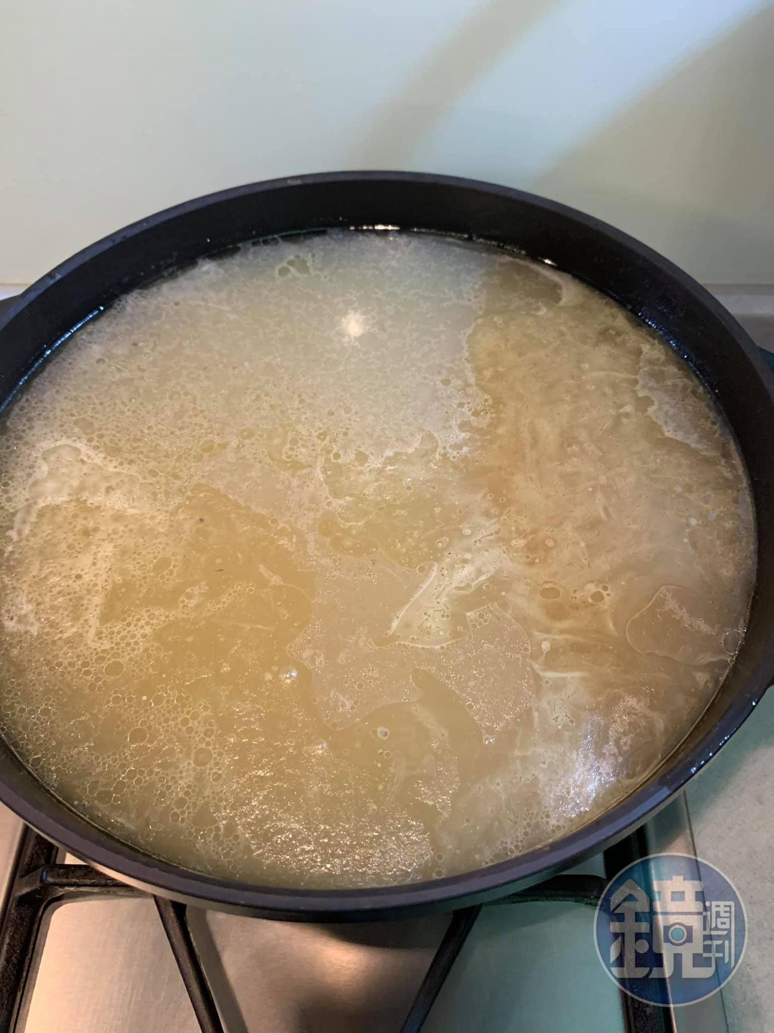 瀝出的高湯。